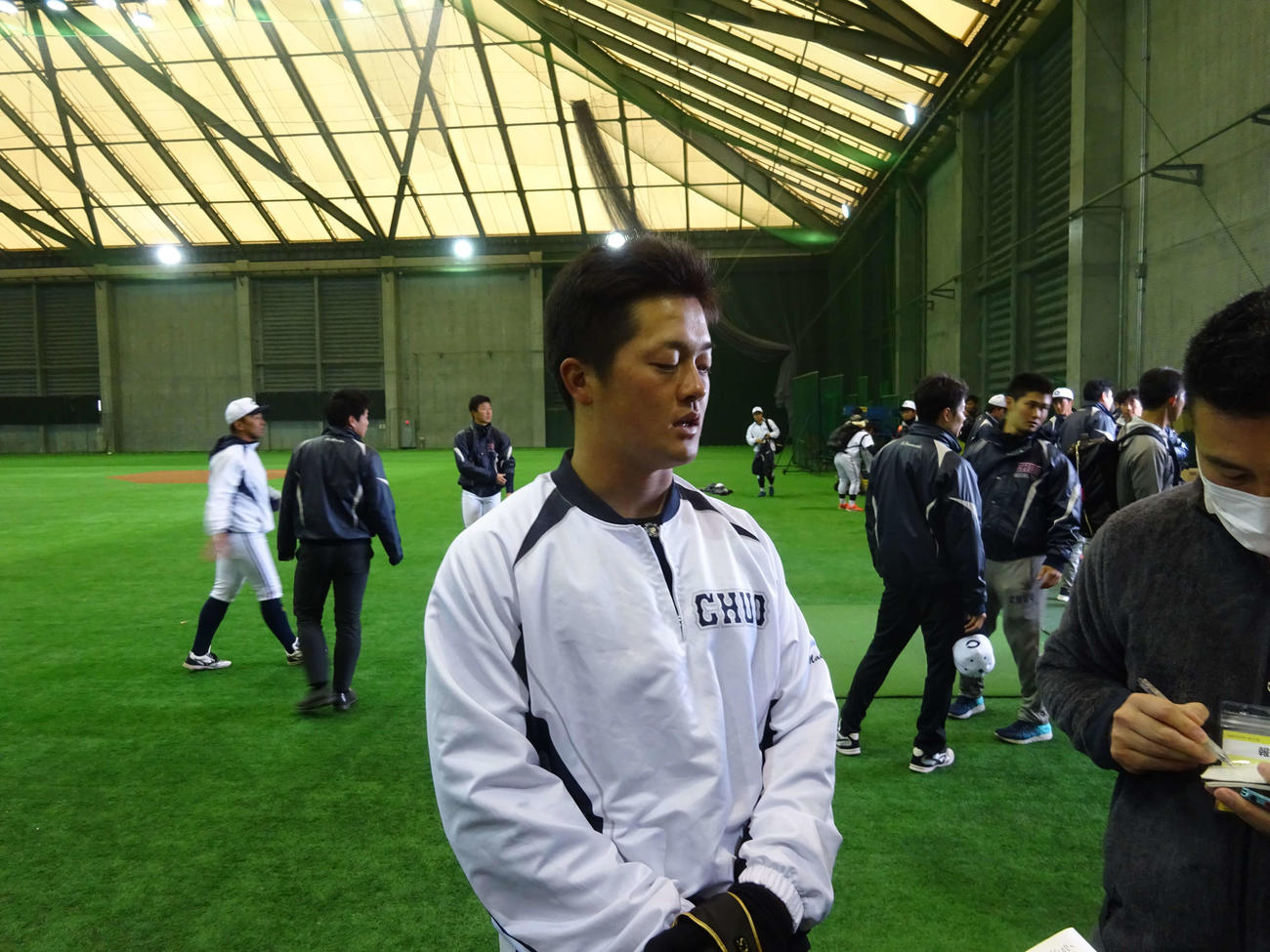 巨人との練習試合が雨で中止になり、室内練習場での練習を終え取材を受ける中大・牧（撮影・保坂淑子）