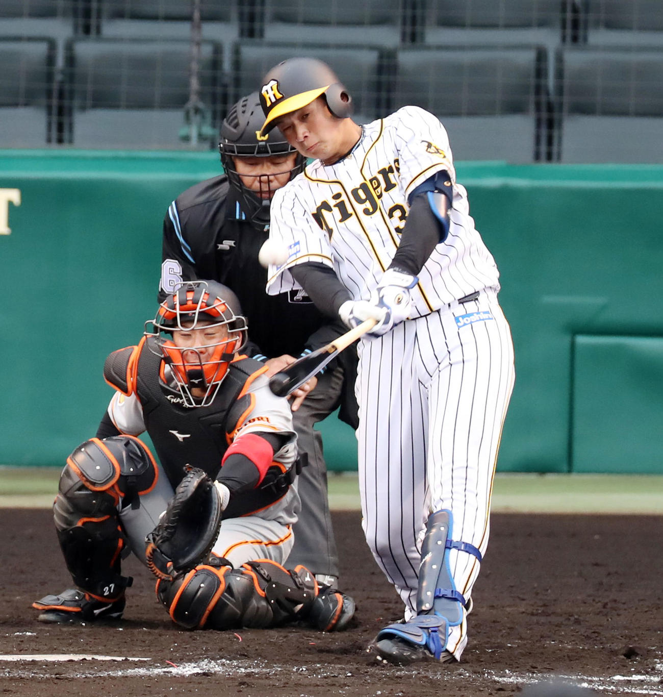 阪神対巨人　8回裏阪神1死一塁、井上は左越え適時二塁打を放つ（撮影・加藤哉）