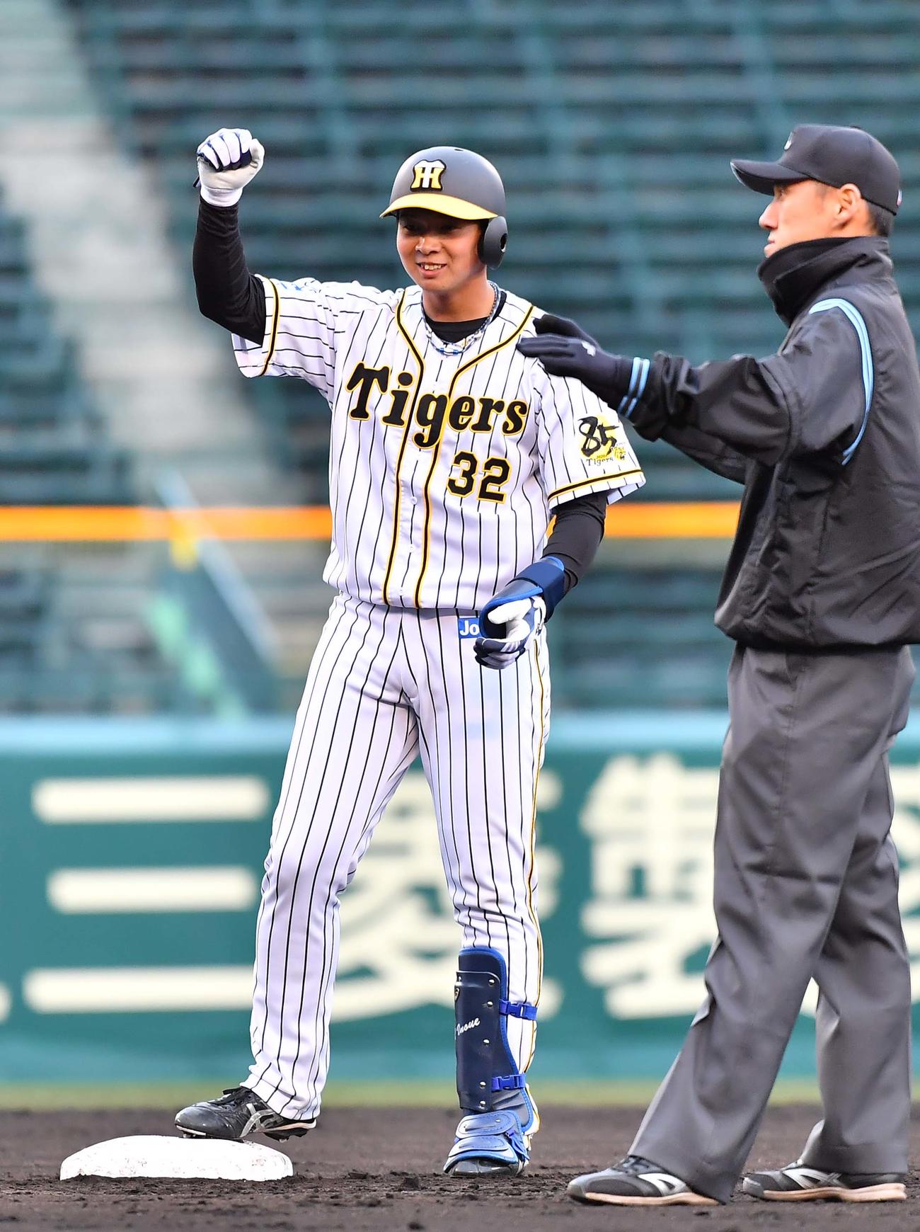 阪神対巨人　8回裏阪神1死一塁、左越え同点適時二塁打を放ち笑顔でガッツポーズする井上（撮影・上田博志）