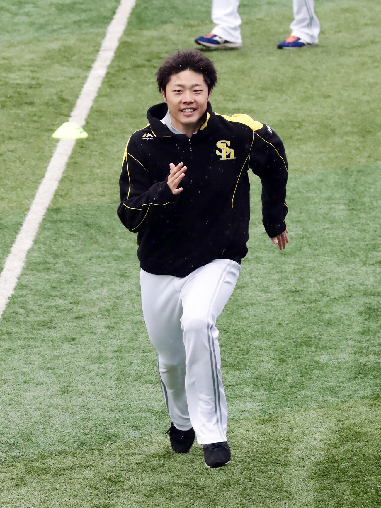 DeNA対ソフトバンク　雨天中止となり、外野でダッシュするソフトバンク松本（撮影・浅見桂子）