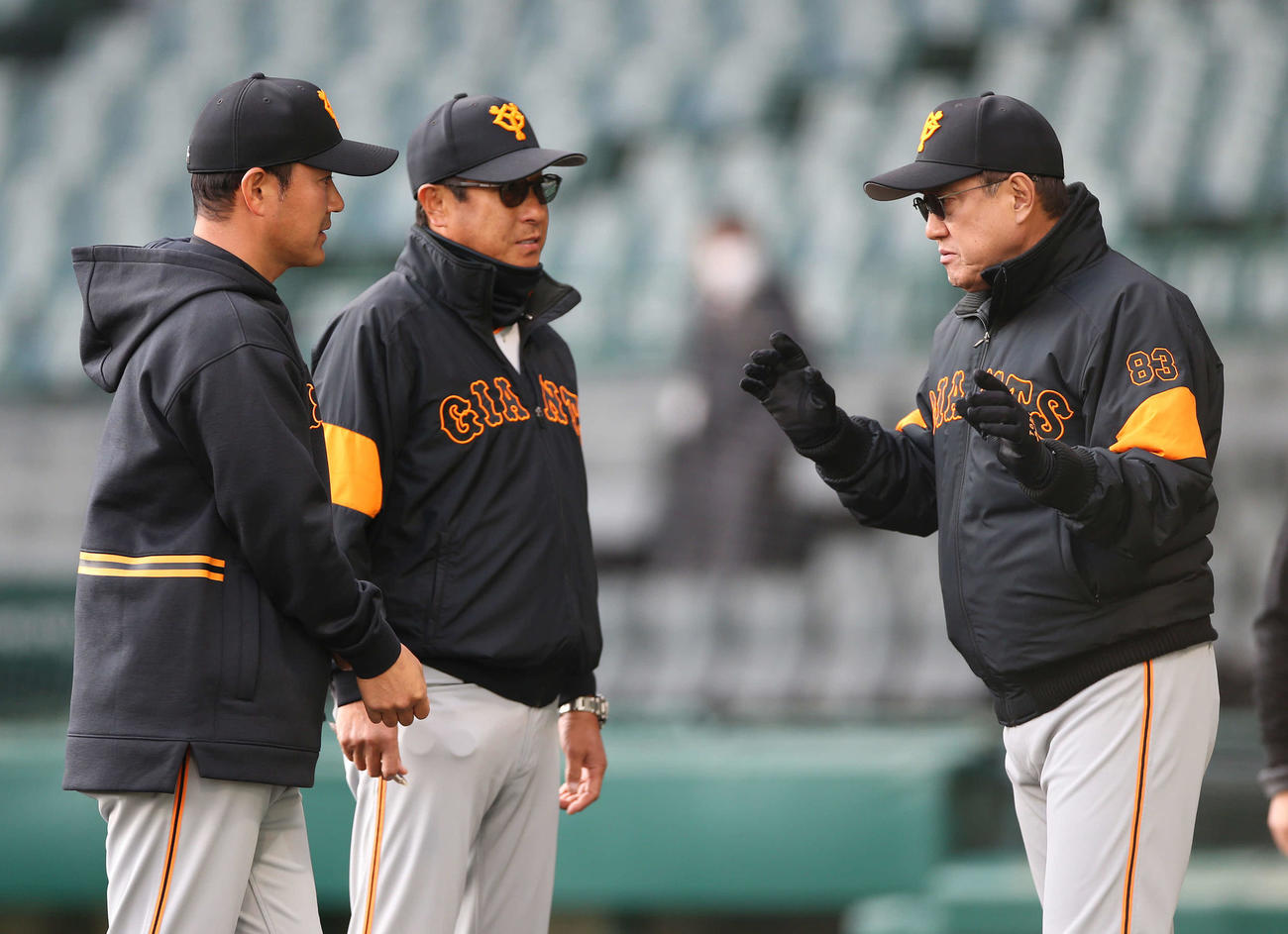 阪神対巨人　試合後、左から三沢コーチ、宮本コーチを引き留め声を掛ける原監督（撮影・河野匠）