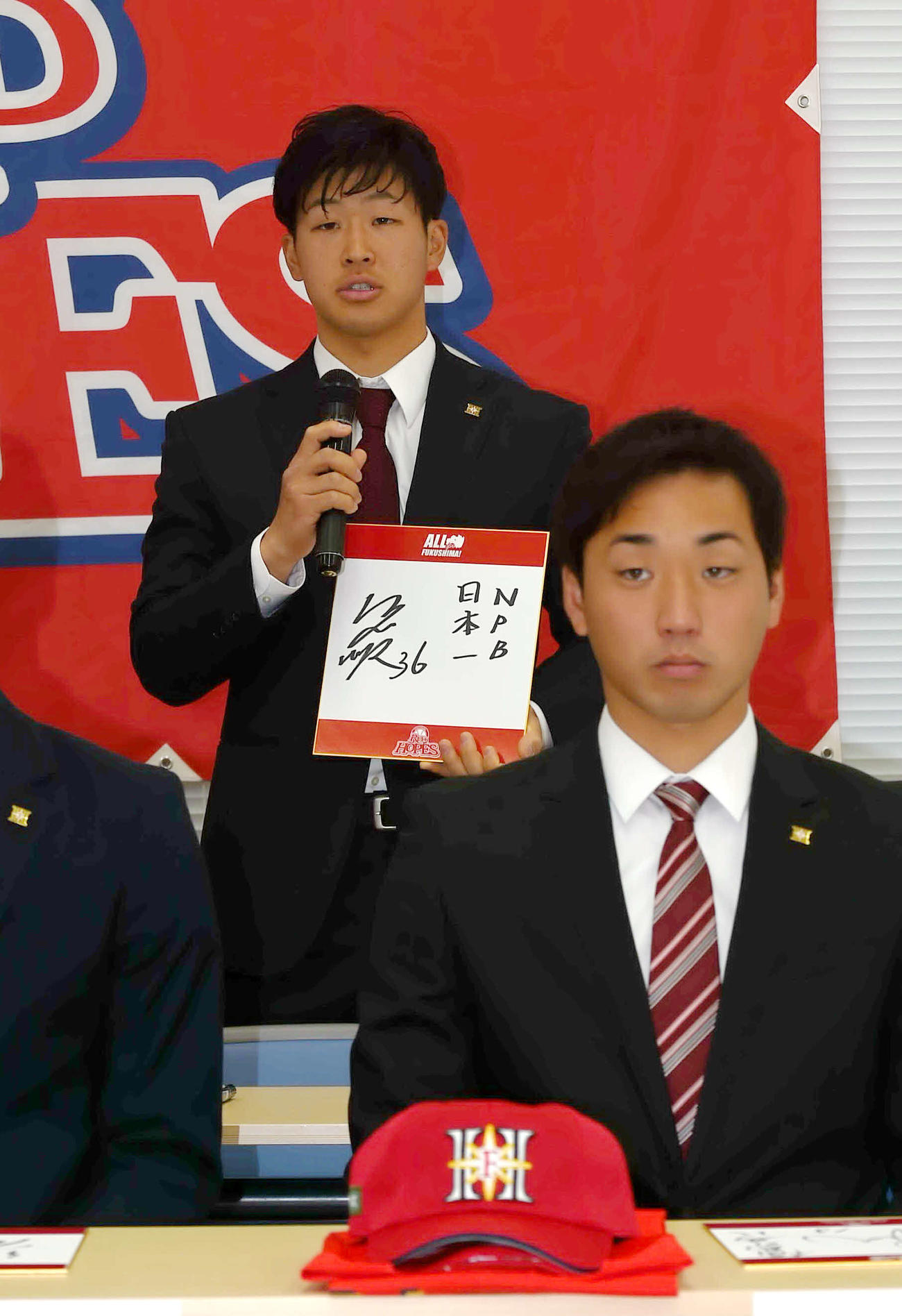 新入団選手発表記者会見で、目標を色紙に記したBC福島園部（中央）（撮影・相沢孔志）