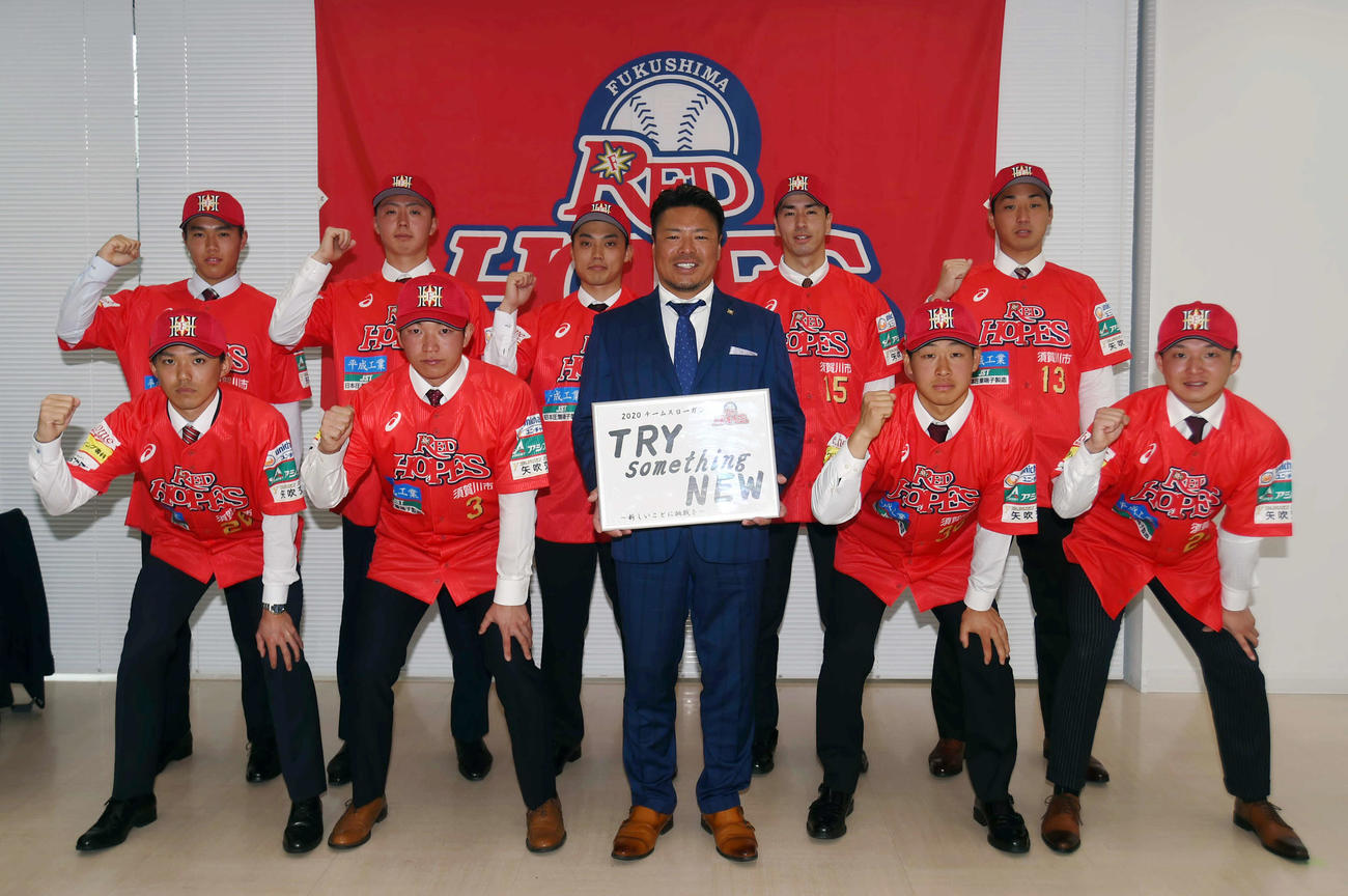 BC福島新入団選手発表記者会見で。前列左から遠藤、高野、岩村監督、園部、菊名。後列左から国分、早川、牛丸、伊藤、本城（撮影・相沢孔志）