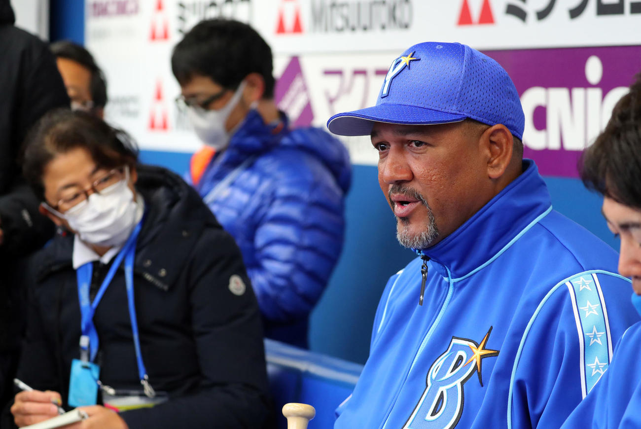 ベンチ内で取材を受けるDeNAラミレス監督（右）（撮影・大野祥一）
