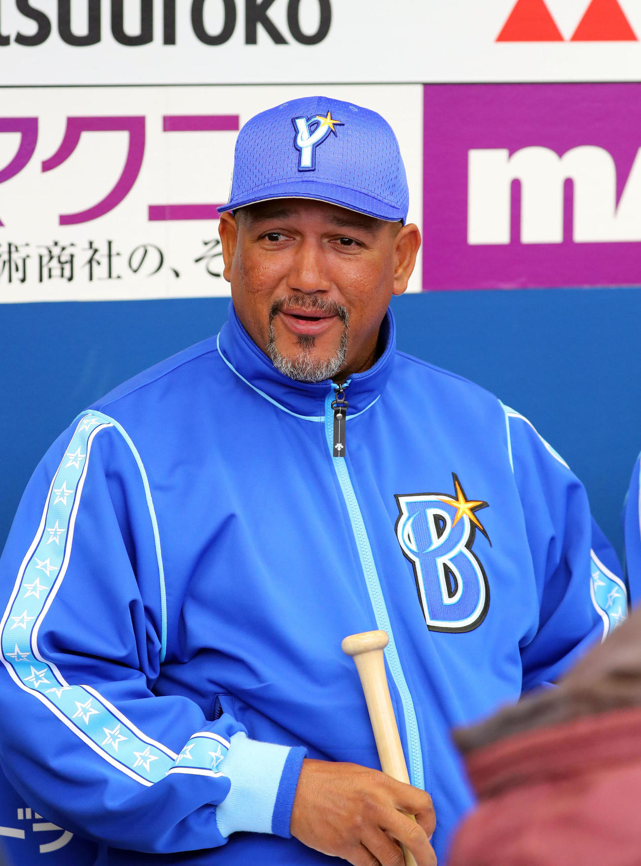 ベンチ内で取材を受けるDeNAラミレス監督（撮影・大野祥一）