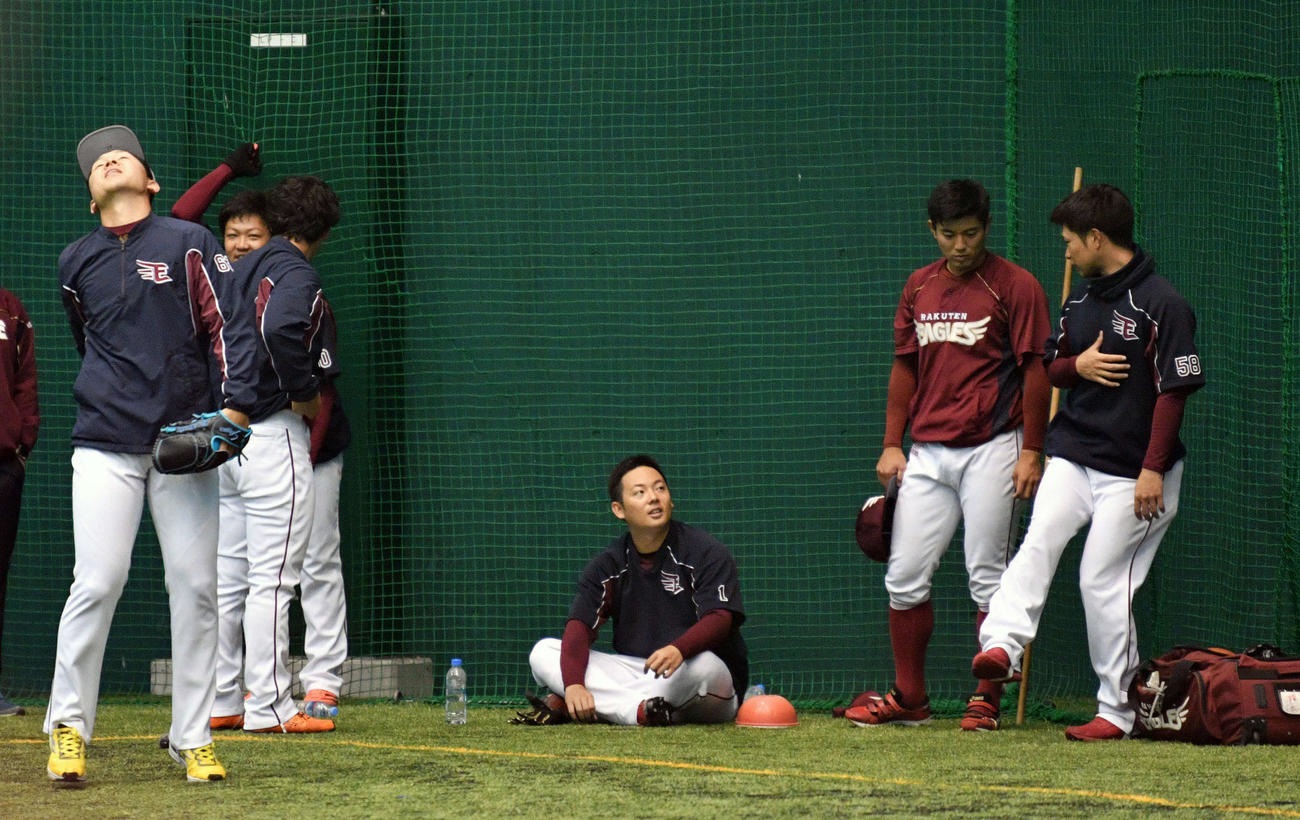 中日とのオープン戦が悪天候で中止となり、室内練習場で穏やかな表情の楽天松井（中央）ら（撮影・滝沢徹郎）
