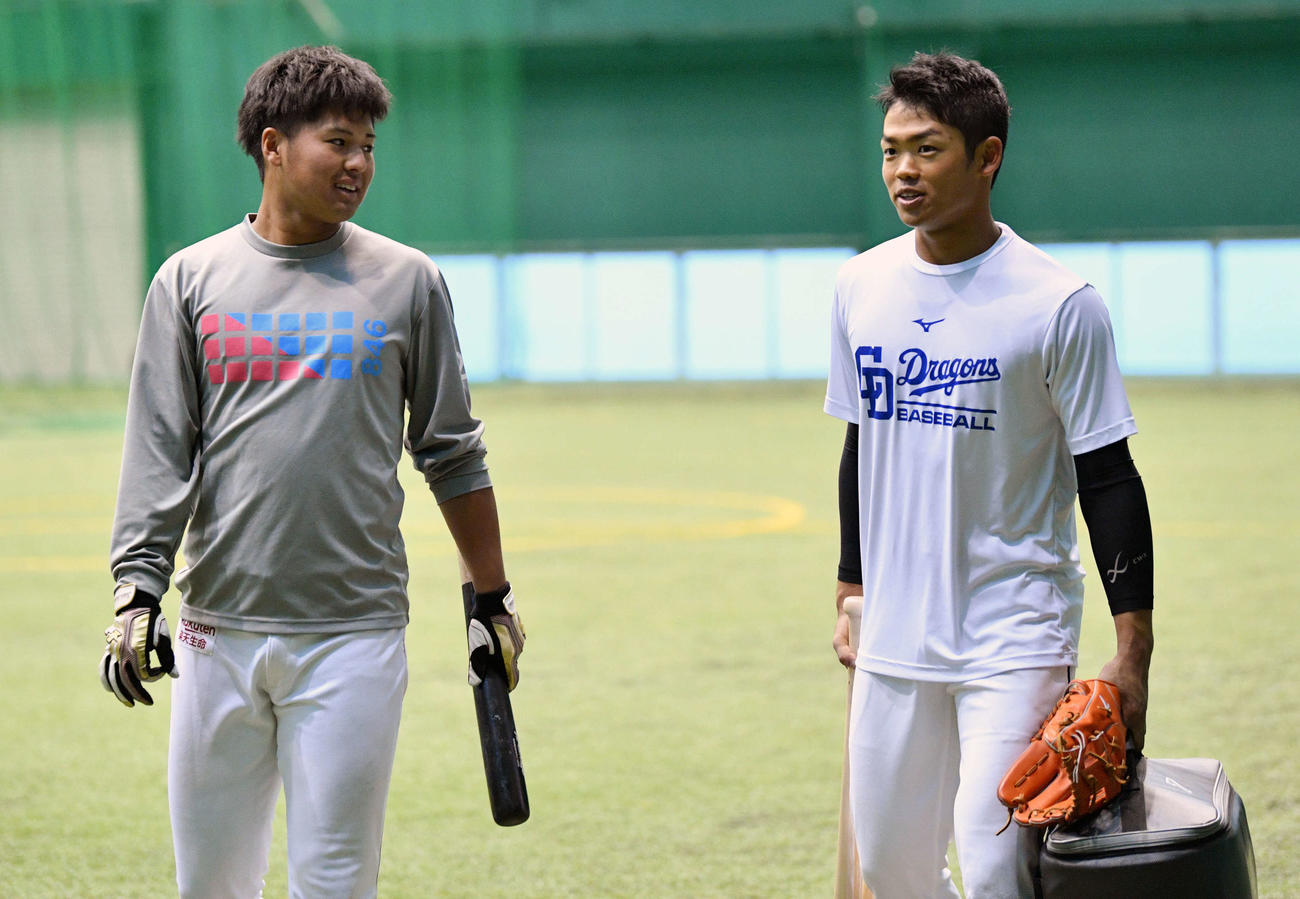 オープン戦が悪天候で中止となり、楽天黒川と室内練習場で話す中日根尾（撮影・滝沢徹郎）