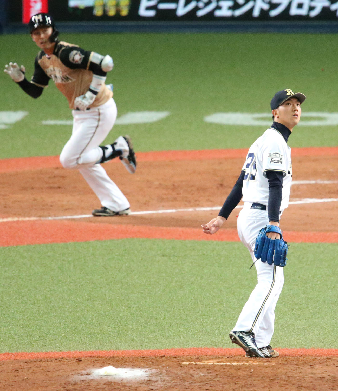 オリックス田嶋（右）は日本ハム谷内に左越え適時二塁打を浴びる（撮影・上山淳一）