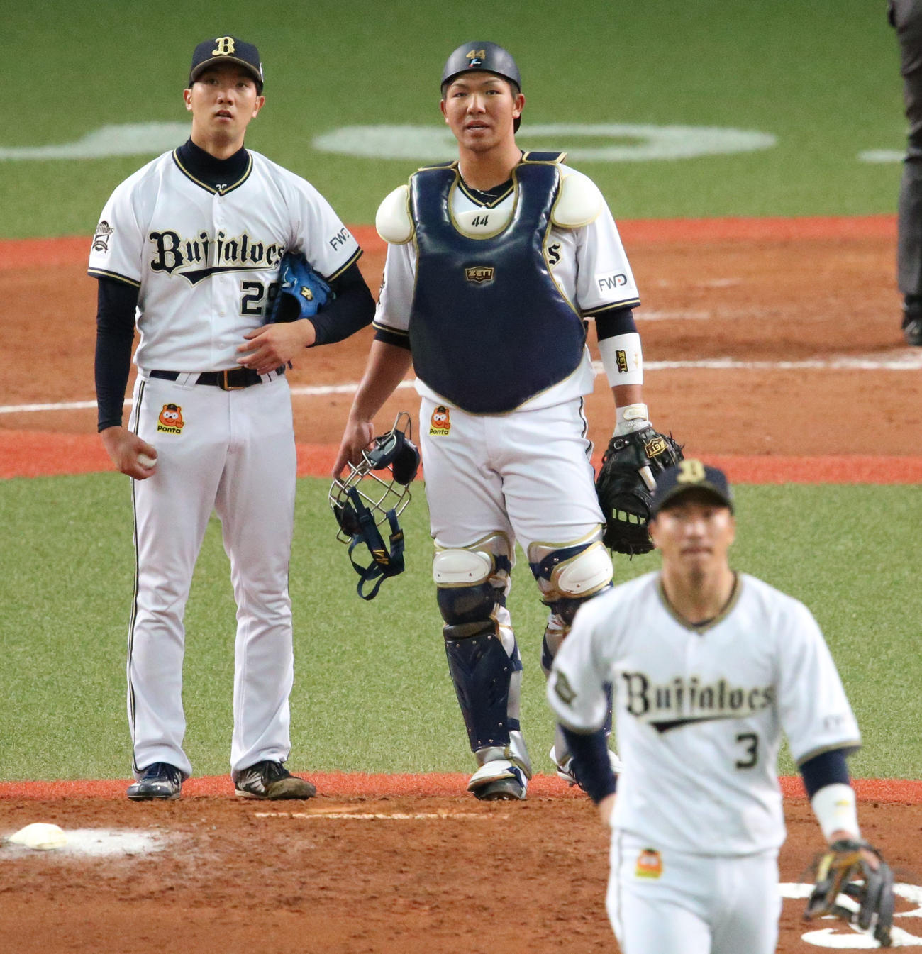 ピンチにマウンドで話し合うオリックス先発の田嶋（左）と捕手の頓宮（撮影・上山淳一）