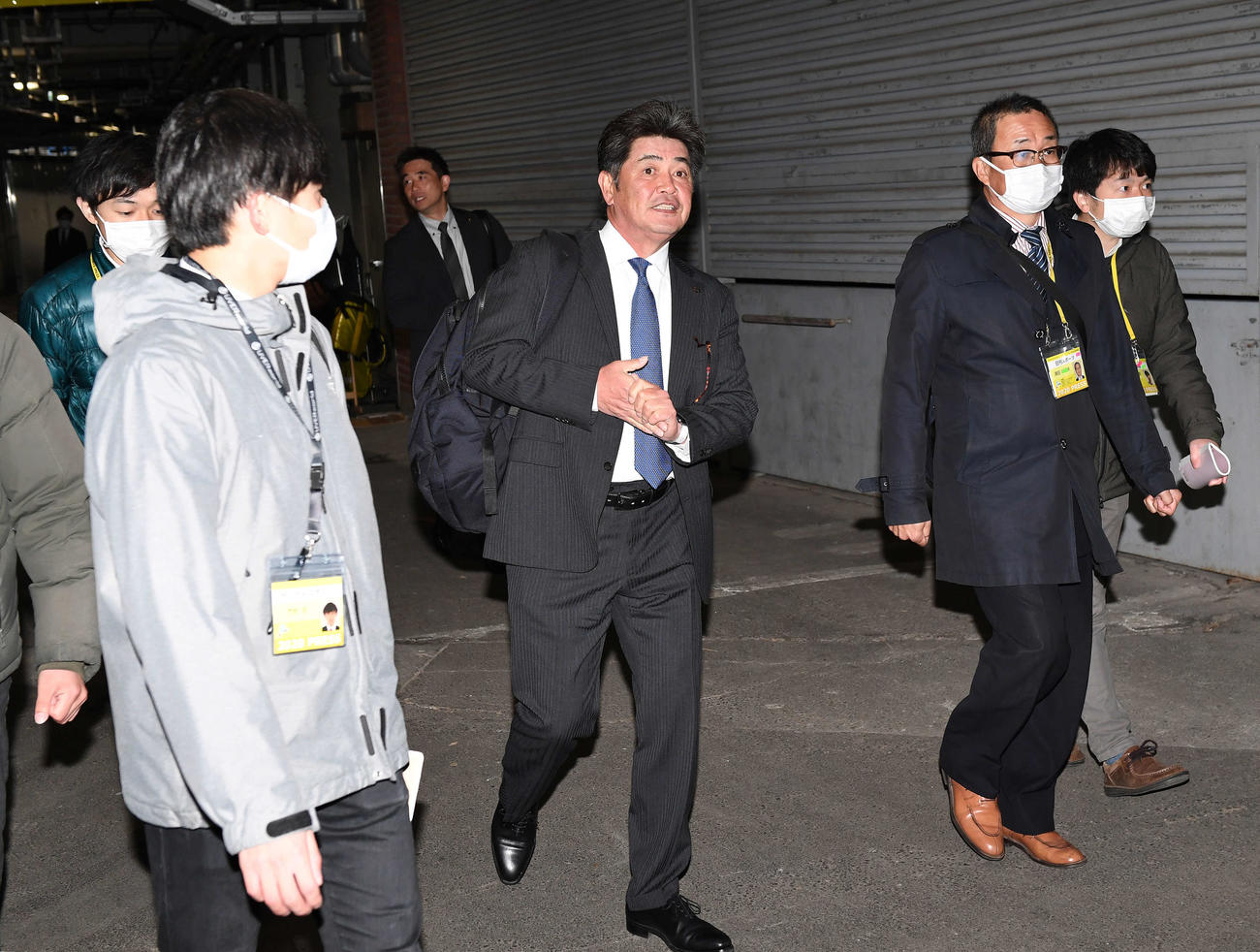 オープン戦が雨天中止となり、バスへ引き揚げるソフトバンク工藤監督（中央）（撮影・鈴木みどり）
