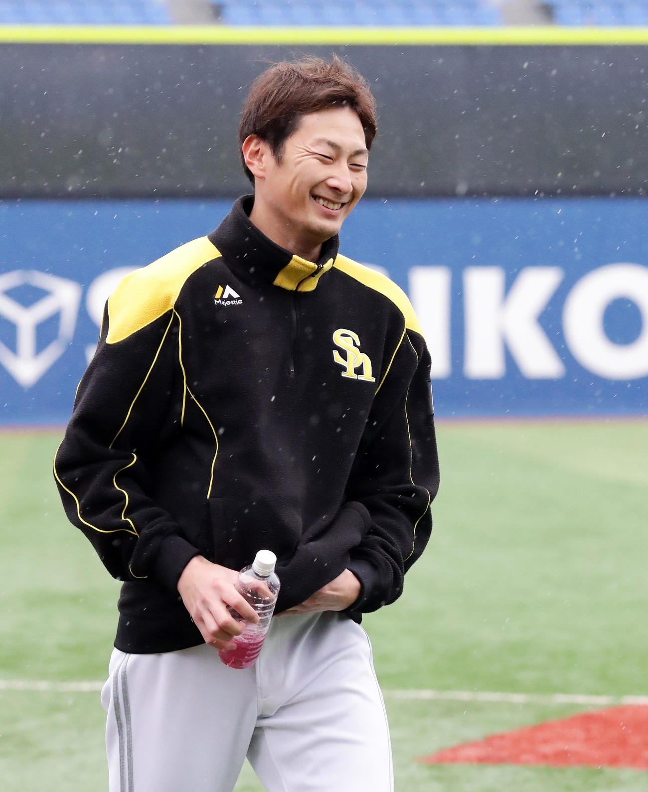 DeNA対ソフトバンク　雨天中止となり、ブルペンから笑顔で引き揚げるソフトバンク二保（撮影・浅見桂子）