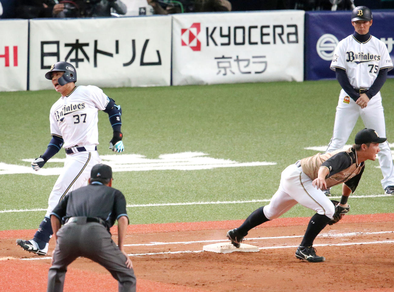 オリックス日本ハム　8回裏オリックス無死一、二塁、若月（左）は送りバントを決め一塁を駆け抜けた直後、顔をゆがめる（撮影・上山淳一）