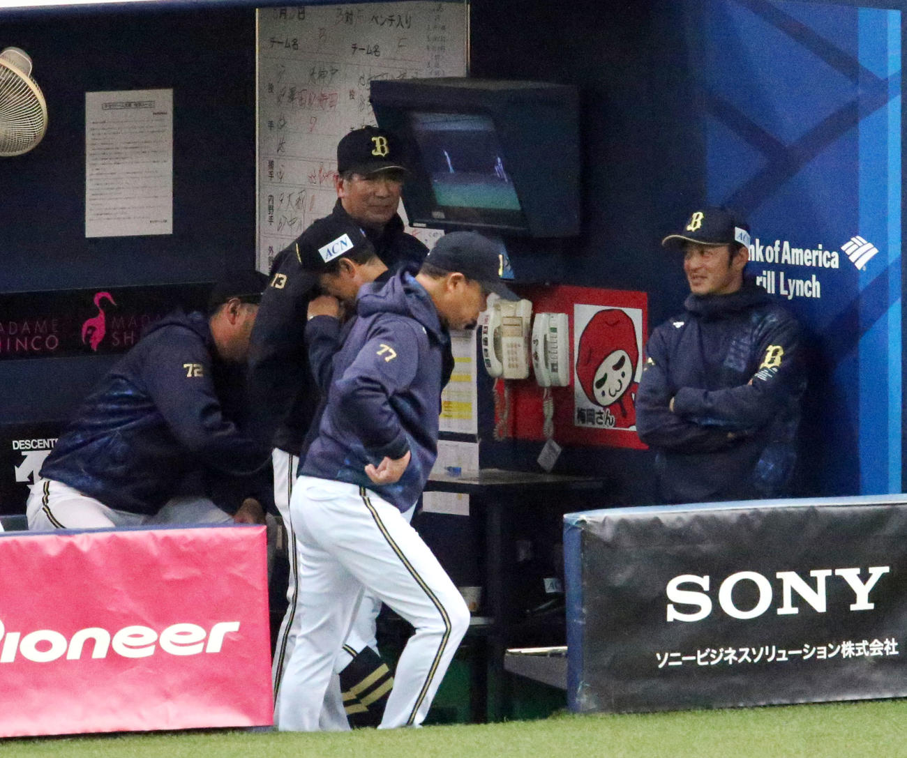 オリックス日本ハム　8回裏オリックス無死一、二塁、若月のバントの時、一塁アウトの判定に「リクエスト」する西村監督だったが判定は変わらず（撮影・上山淳一）
