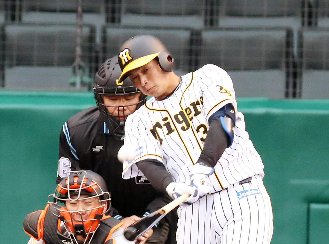 8回裏阪神1死一塁、井上は左越え適時二塁打を放つ（撮影・加藤哉）