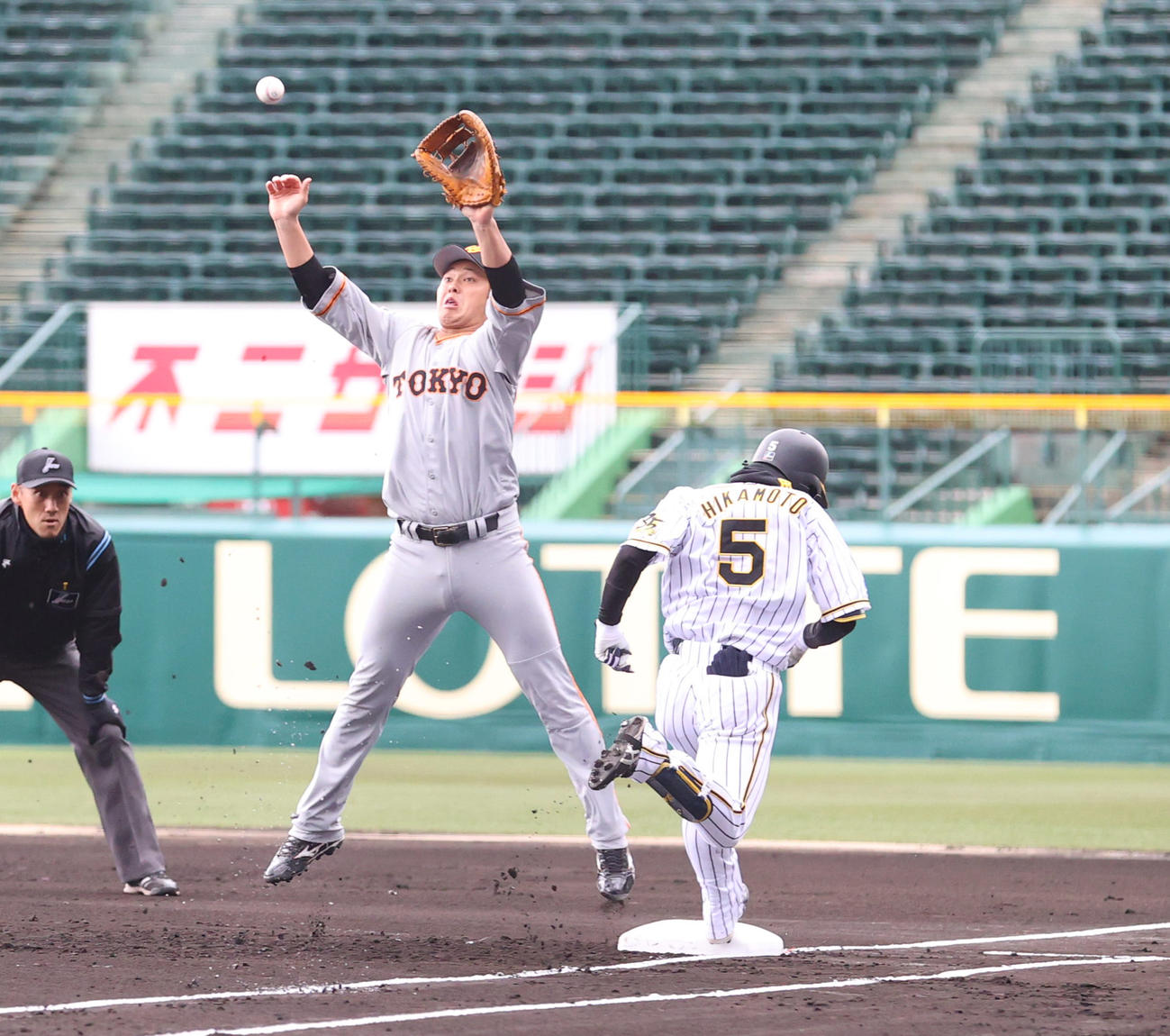 1回裏阪神無死一塁、投前バントで快足を飛ばし内野安打とする近本光司（撮影・清水貴仁）