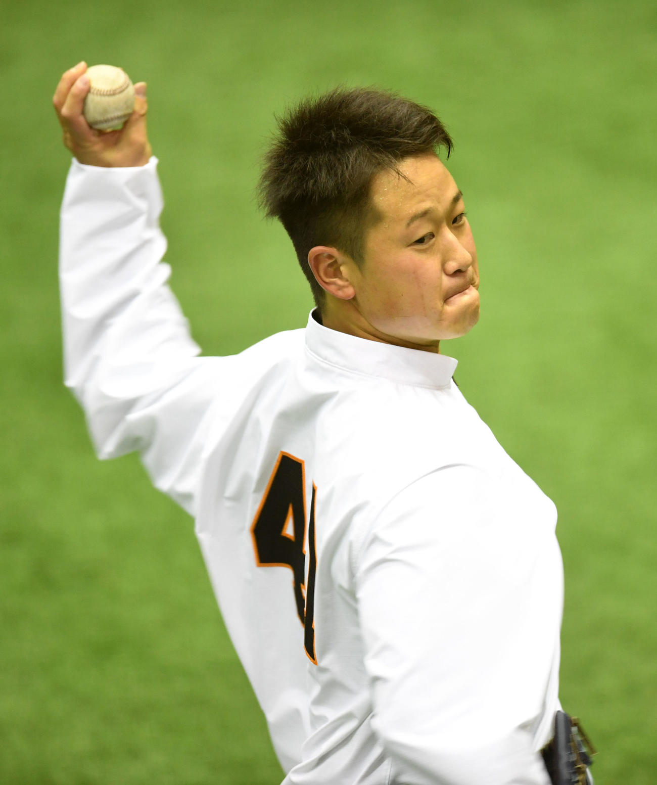 ネットスローをする巨人中川（撮影・横山健太）