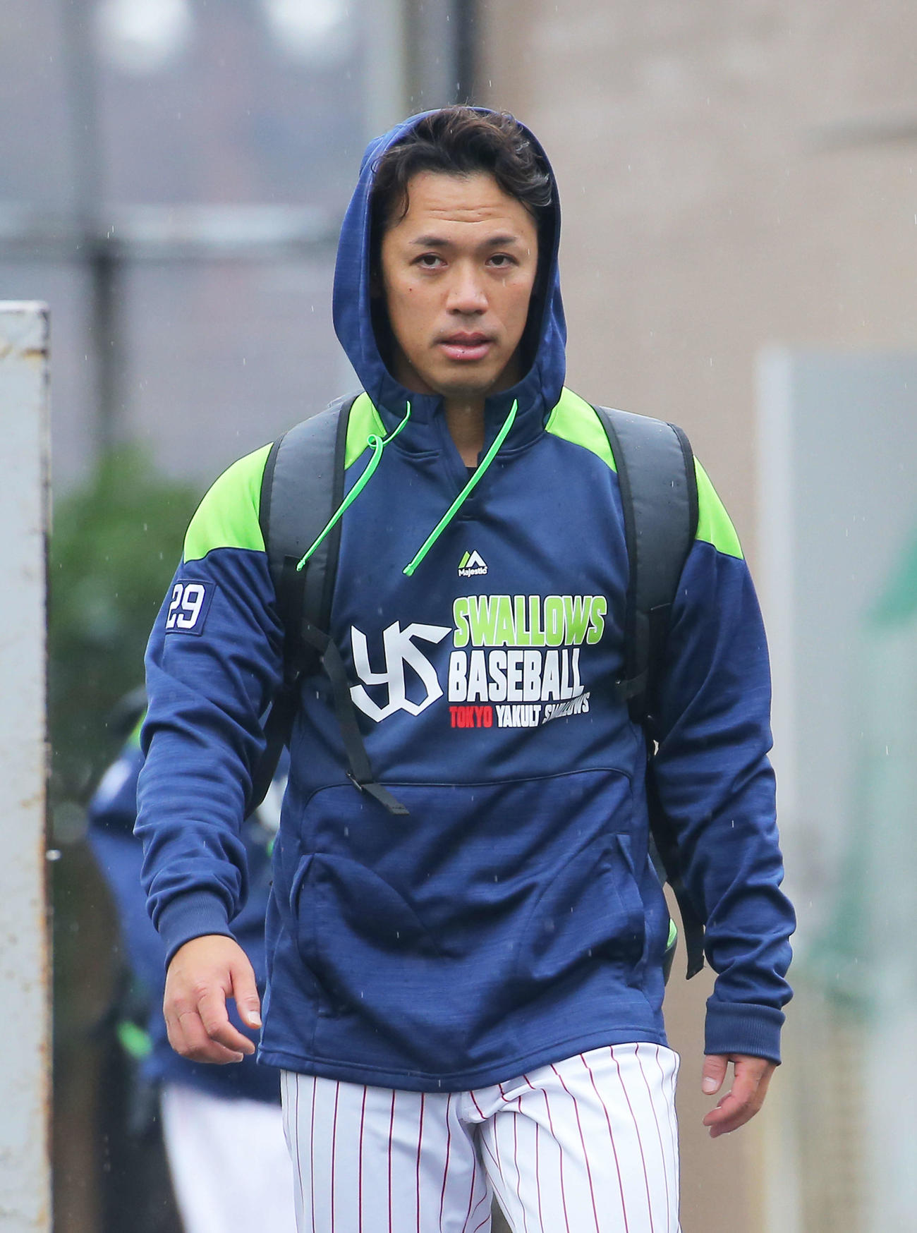 室内練習場から引き揚げるヤクルト小川（撮影・河田真司）