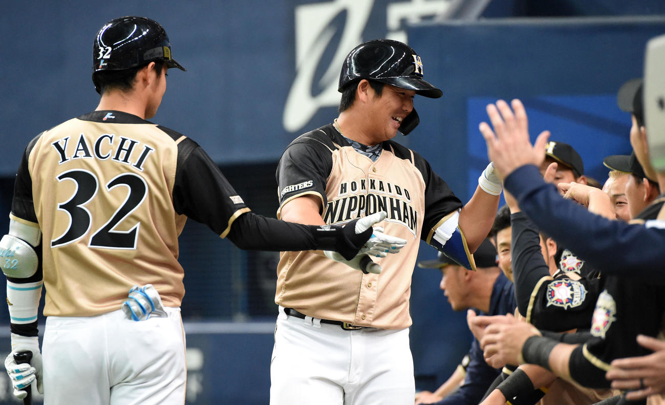 オリックス対日本ハム　2回表日本ハム1死、横尾は先制の左越え本塁打を放ちベンチ前でナインと笑顔でタッチ（撮影・前岡正明）