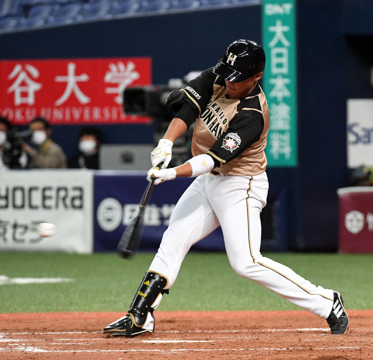 オリックス対日本ハム　5回表無死二塁、王柏融は右翼線に適時二塁打を放つ（撮影・前岡正明）