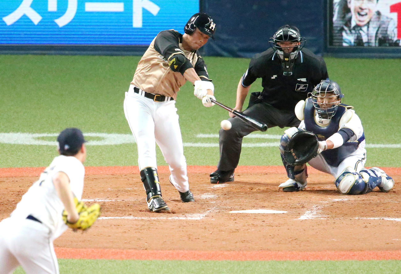 オリックス日本ハム　5回表日本ハム無死二塁、王は右翼線に適時二塁打を放つ（撮影・上山淳一）