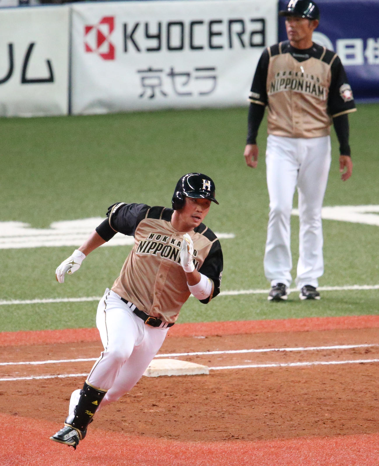 オリックス日本ハム　5回表日本ハム無死二塁、王は右翼線に適時二塁打を放ち二塁へ向かう（撮影・上山淳一）