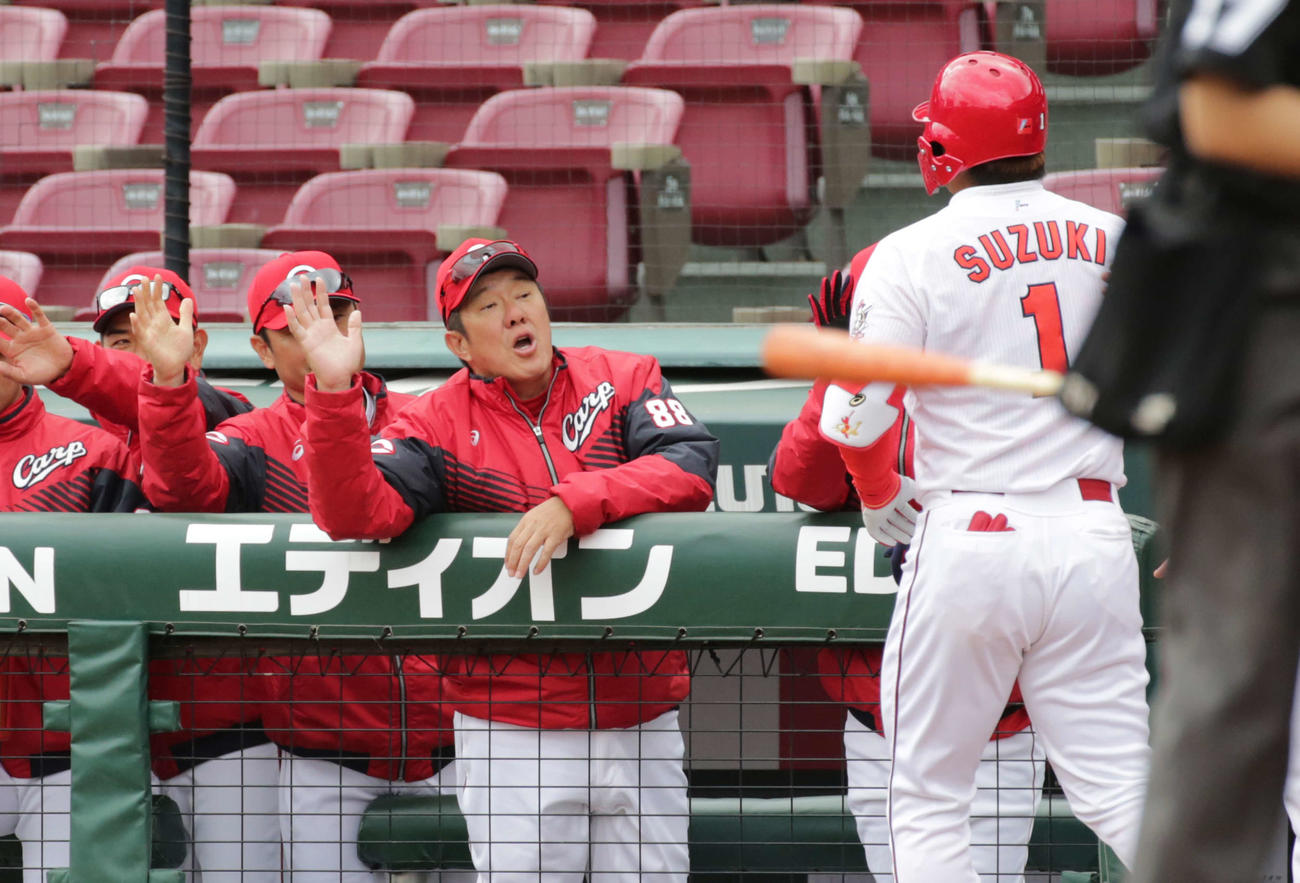 左越え本塁打を放った鈴木誠也を出迎える佐々岡監督（撮影・加藤孝規）