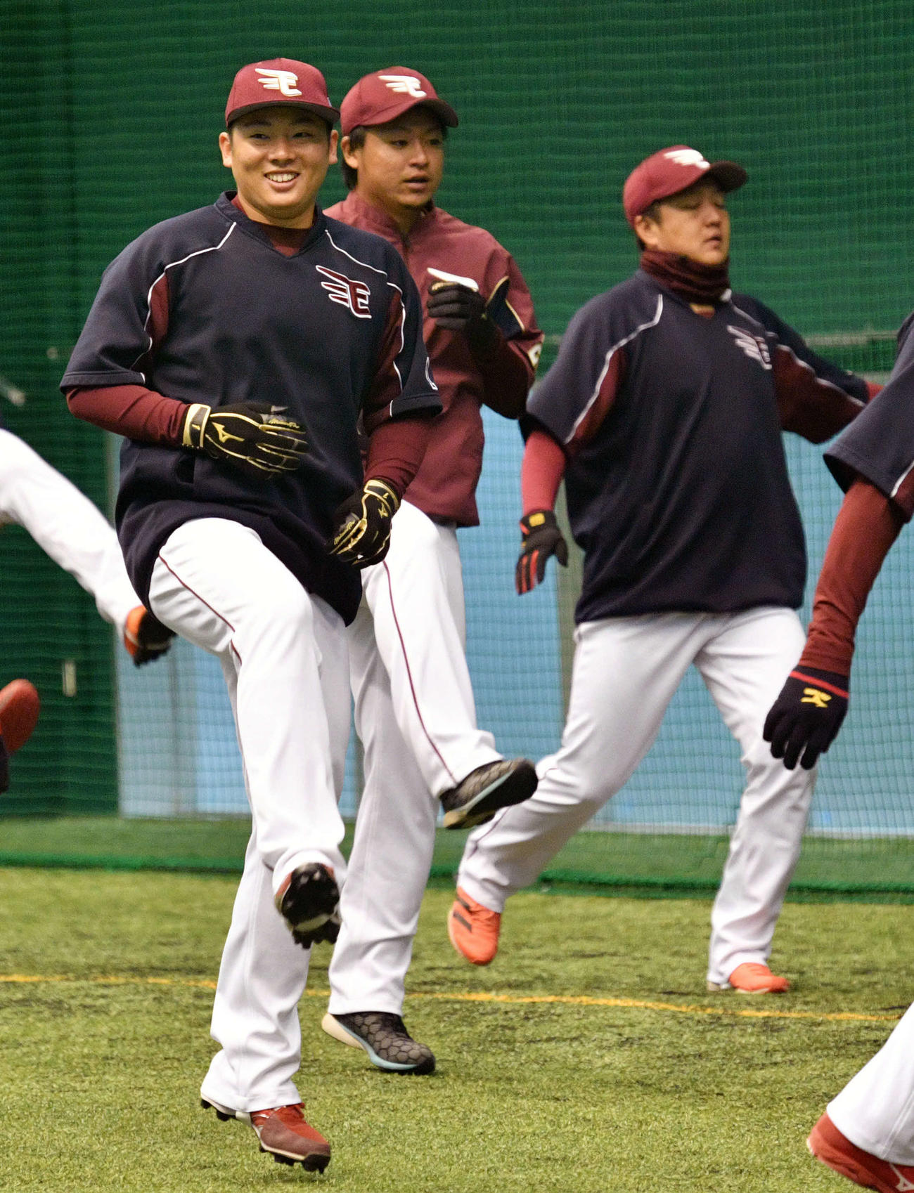 中日とのオープン戦が悪天候で中止となり、室内練習場で笑顔でウオーミングアップする楽天松井（手前）ら（撮影・滝沢徹郎）