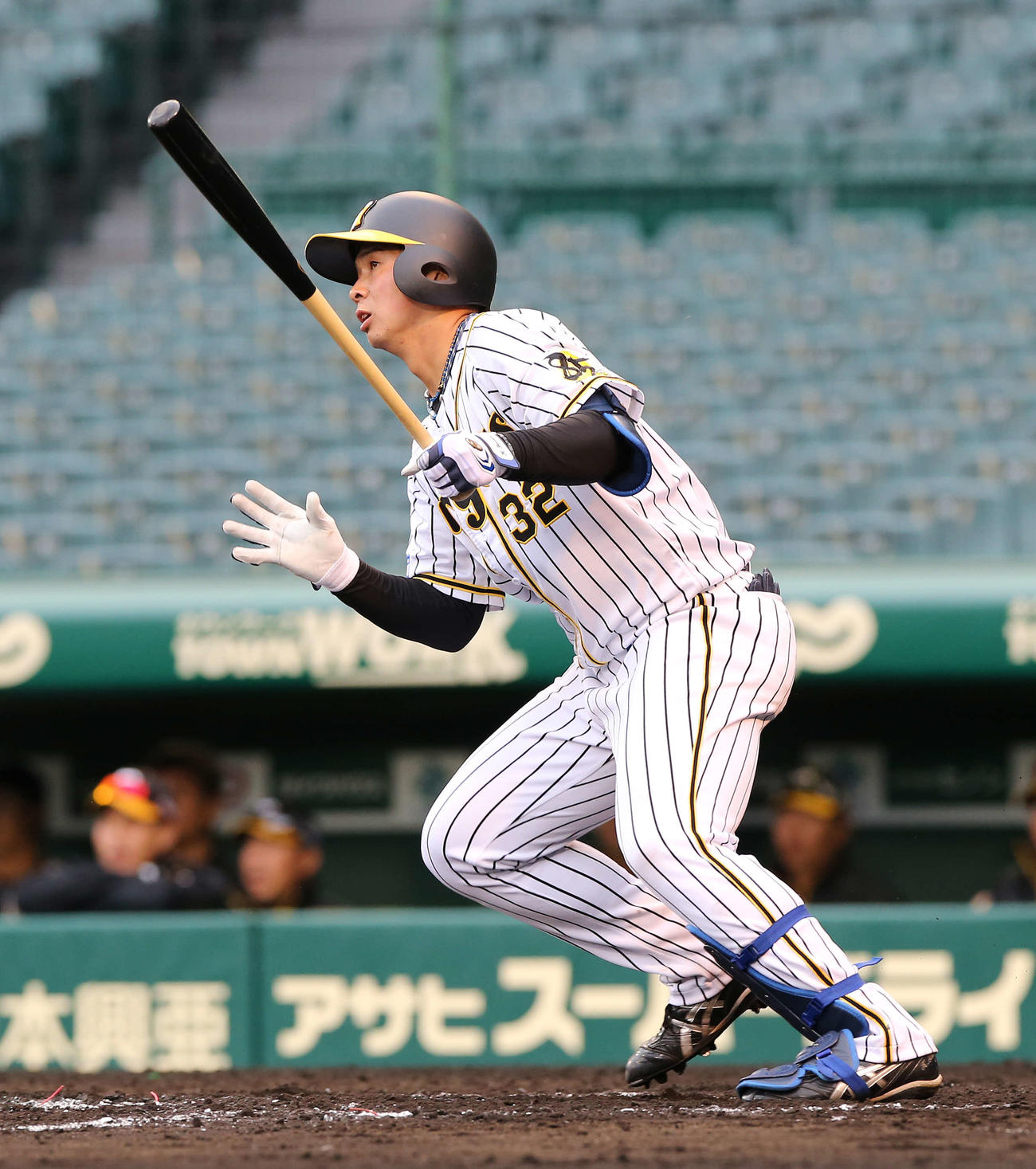 阪神対巨人　8回裏阪神1死一塁、左越え適時二塁打を放つ井上（撮影・河野匠）