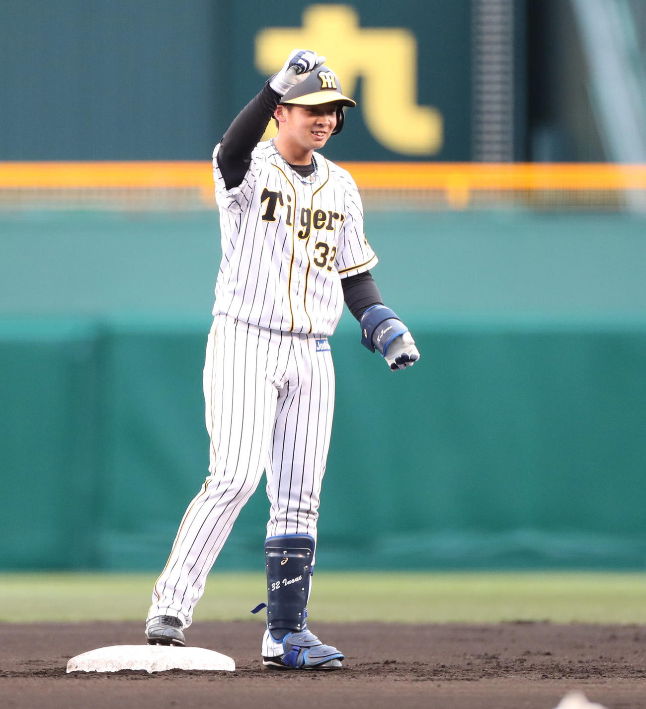 阪神対巨人　8回裏阪神1死一塁、左越え適時二塁打を放つ井上（撮影・清水貴仁）
