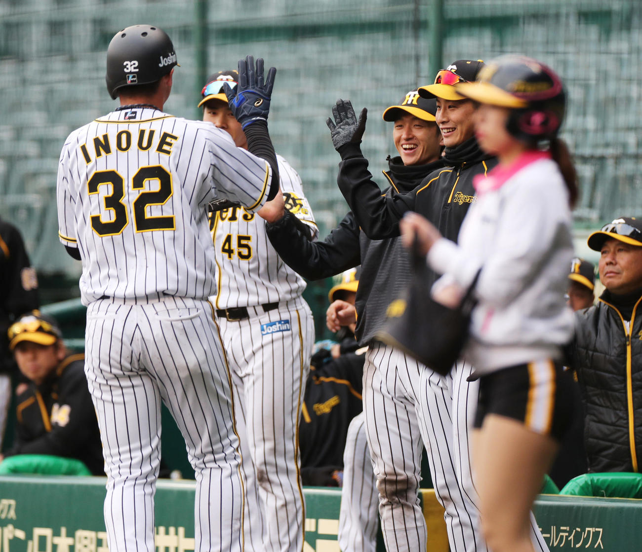 阪神対巨人　8回、適時二塁打を放ち祝福を受ける井上（左）（撮影・清水貴仁）