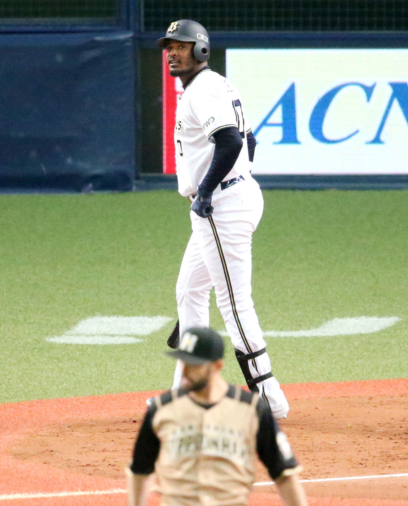オリックス日本ハム　4回裏オリックス1死、ジョーンズは見逃し三振に倒れベンチに引きあげる（撮影・上山淳一）