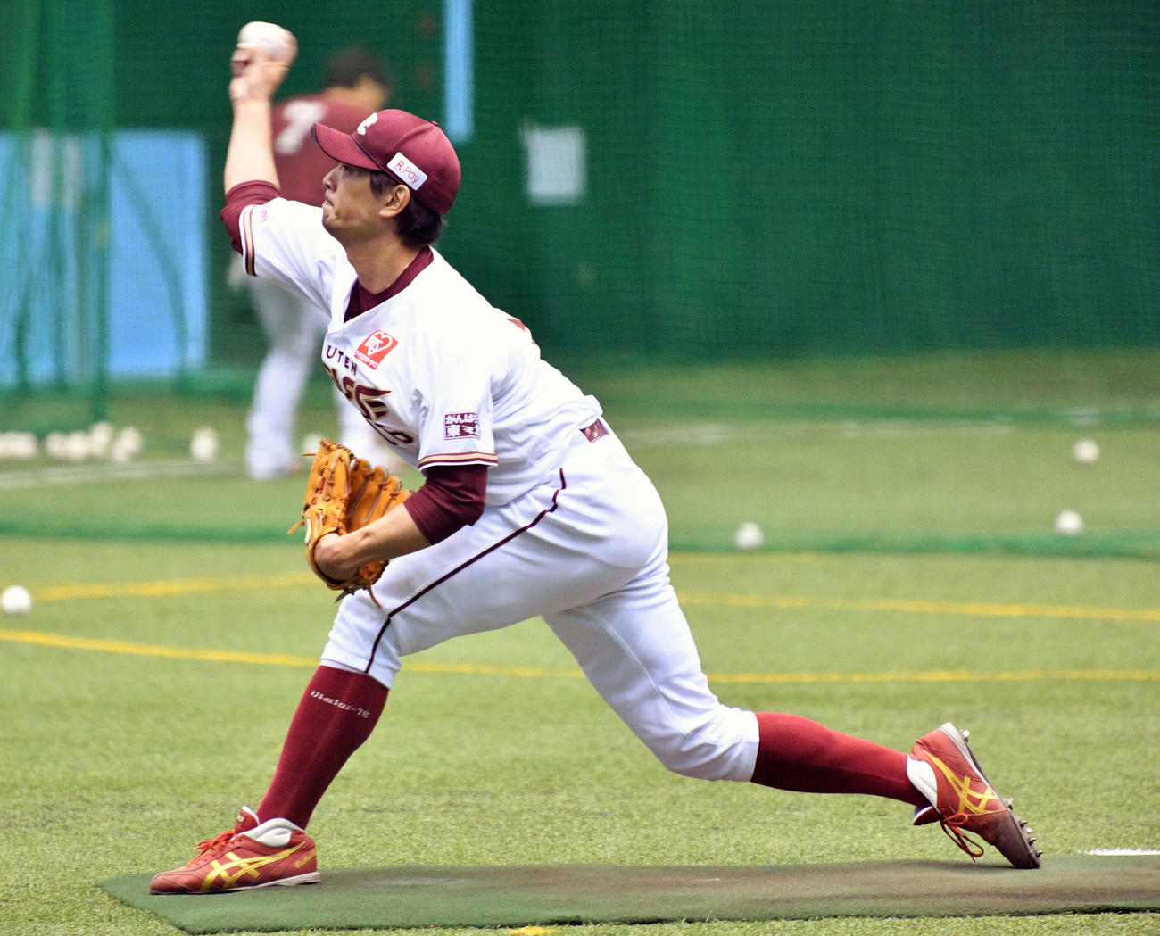 中日とのオープン戦が悪天候で中止となり、室内練習場で打撃投手を務めた楽天涌井（撮影・滝沢徹郎）