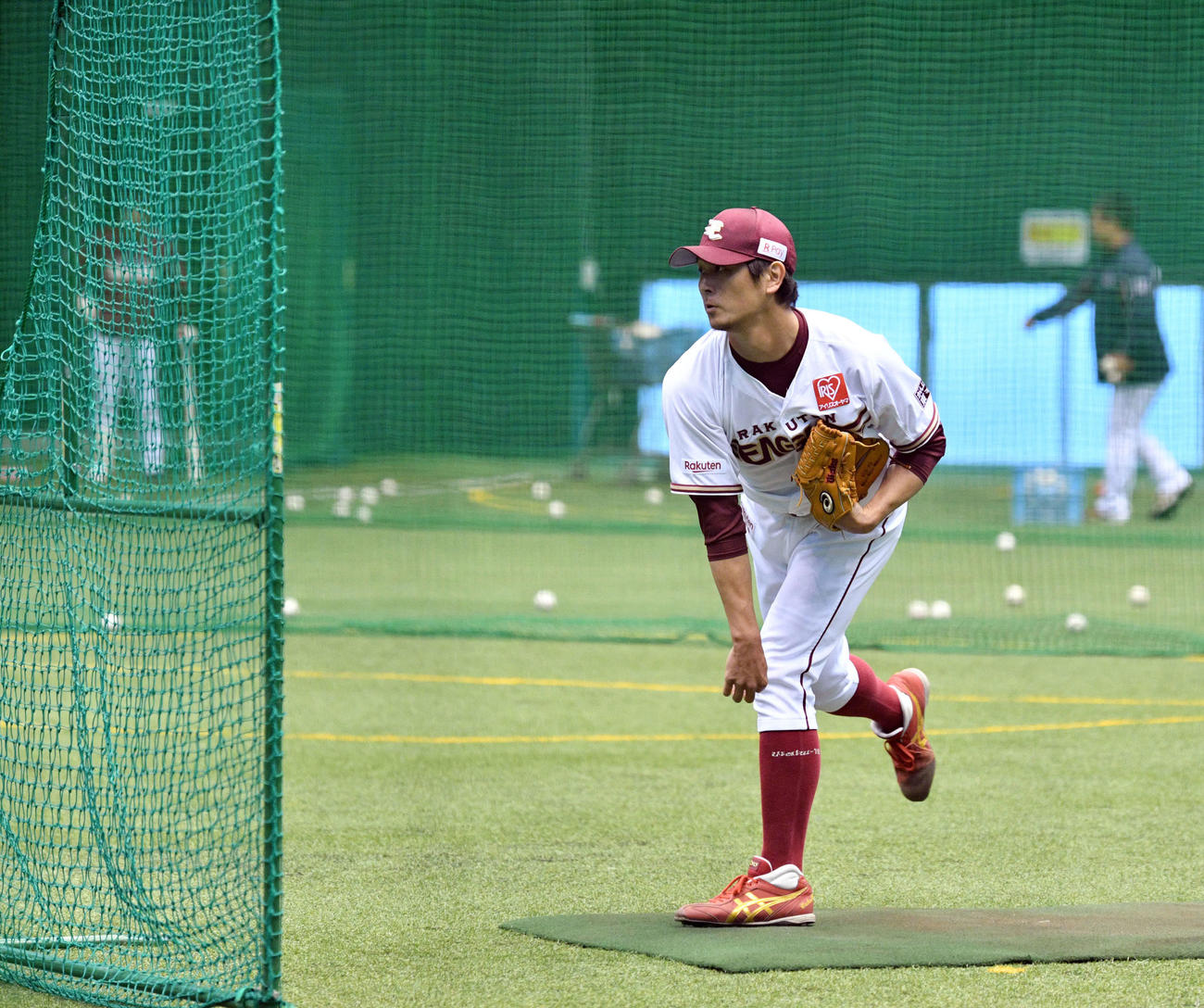 中日とのオープン戦が悪天候で中止となり、室内練習場で打撃投手を務めた楽天涌井（撮影・滝沢徹郎）