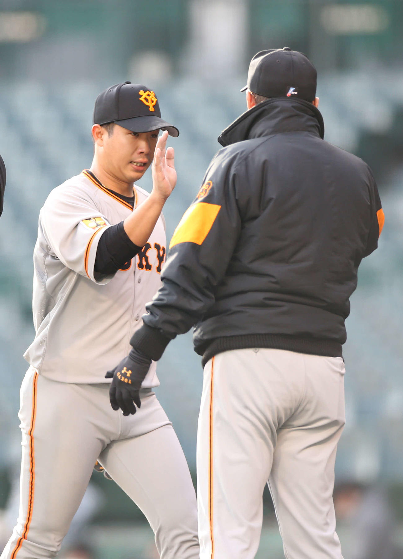 巨人原監督（右）に迎えられる鍬原（撮影・河野匠）