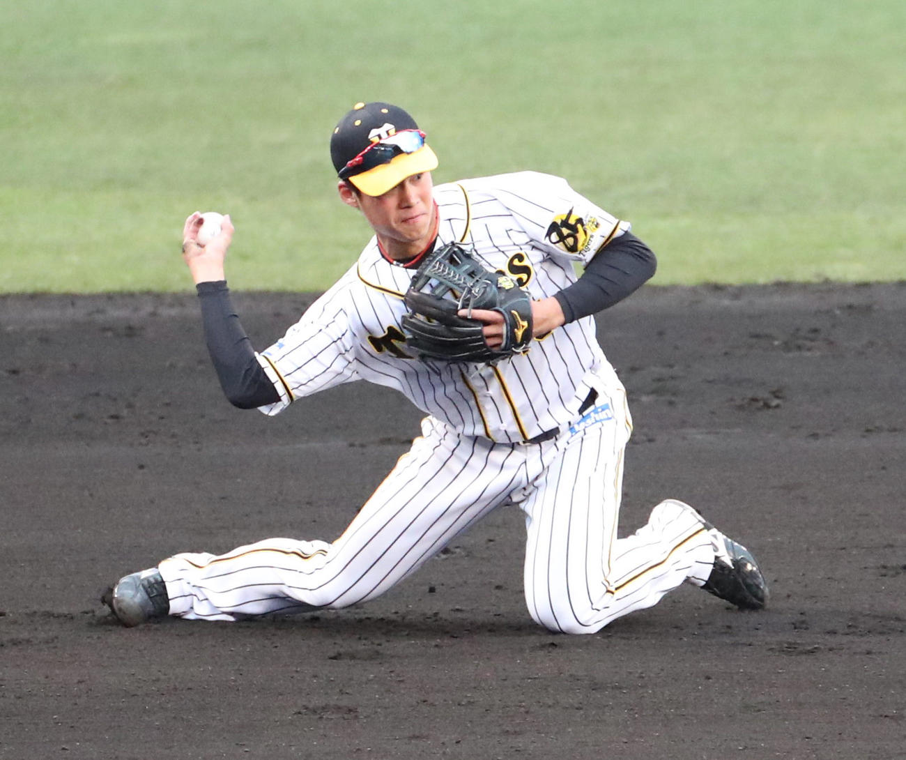 阪神対巨人　7回表巨人2死一、二塁、遠藤は増田大の打球を好捕し二塁封殺する（撮影・清水貴仁）