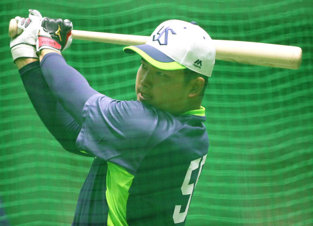 打撃練習をするヤクルト村上（撮影・足立雅史）