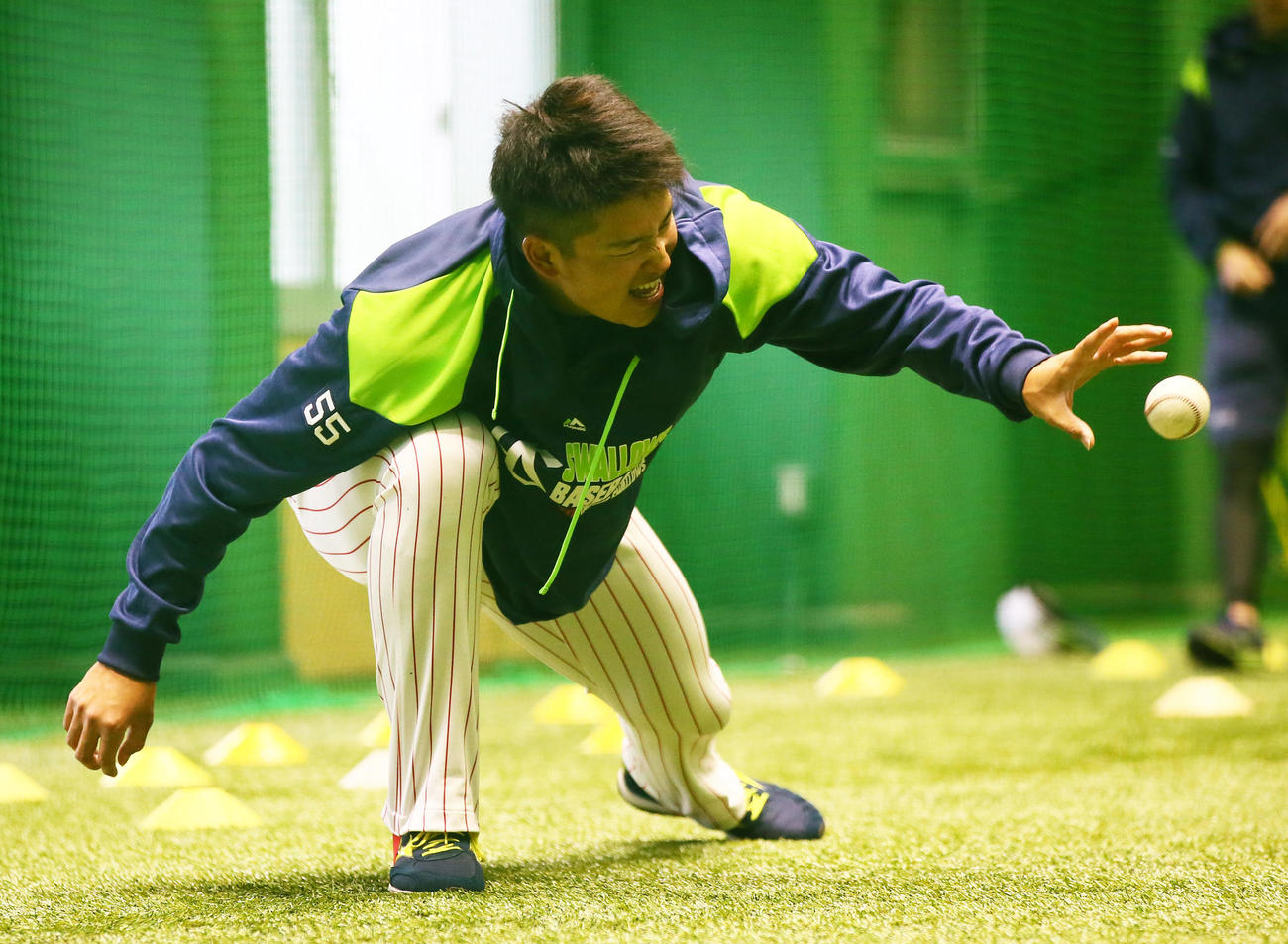 素手でボールをつかみ体を動かすヤクルト村上（撮影・足立雅史）