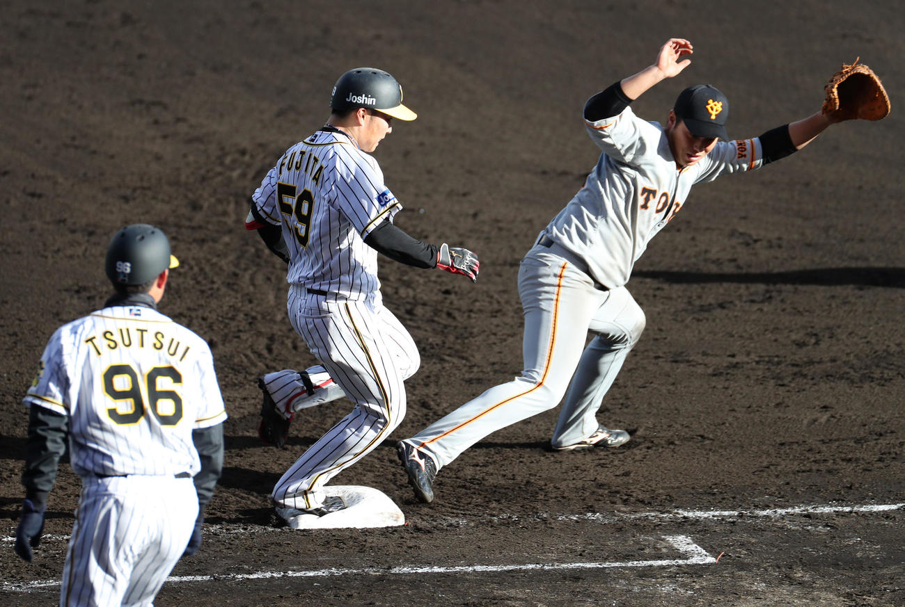遊ゴロも巨人の一塁手北村の失策で出塁となる阪神藤田（撮影・清水貴仁）