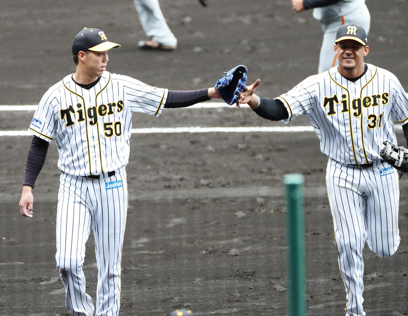 阪神対巨人　5回を終えマルテ（右）の祝福を受ける青柳（撮影・清水貴仁）