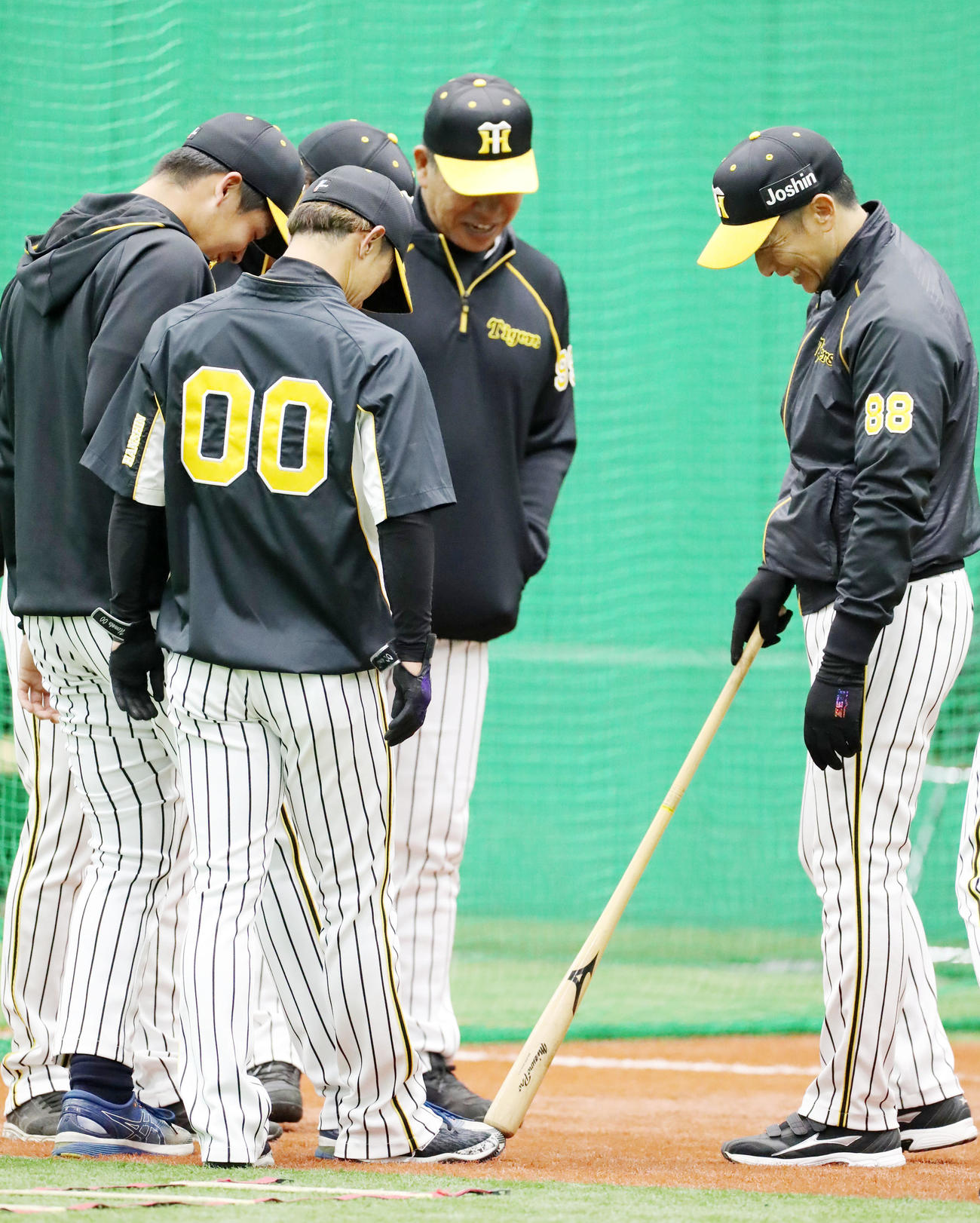 練習中、矢野監督（右）は井上（左）と上本（同2人目）の右足の大きさを比べてみる（撮影・加藤哉）