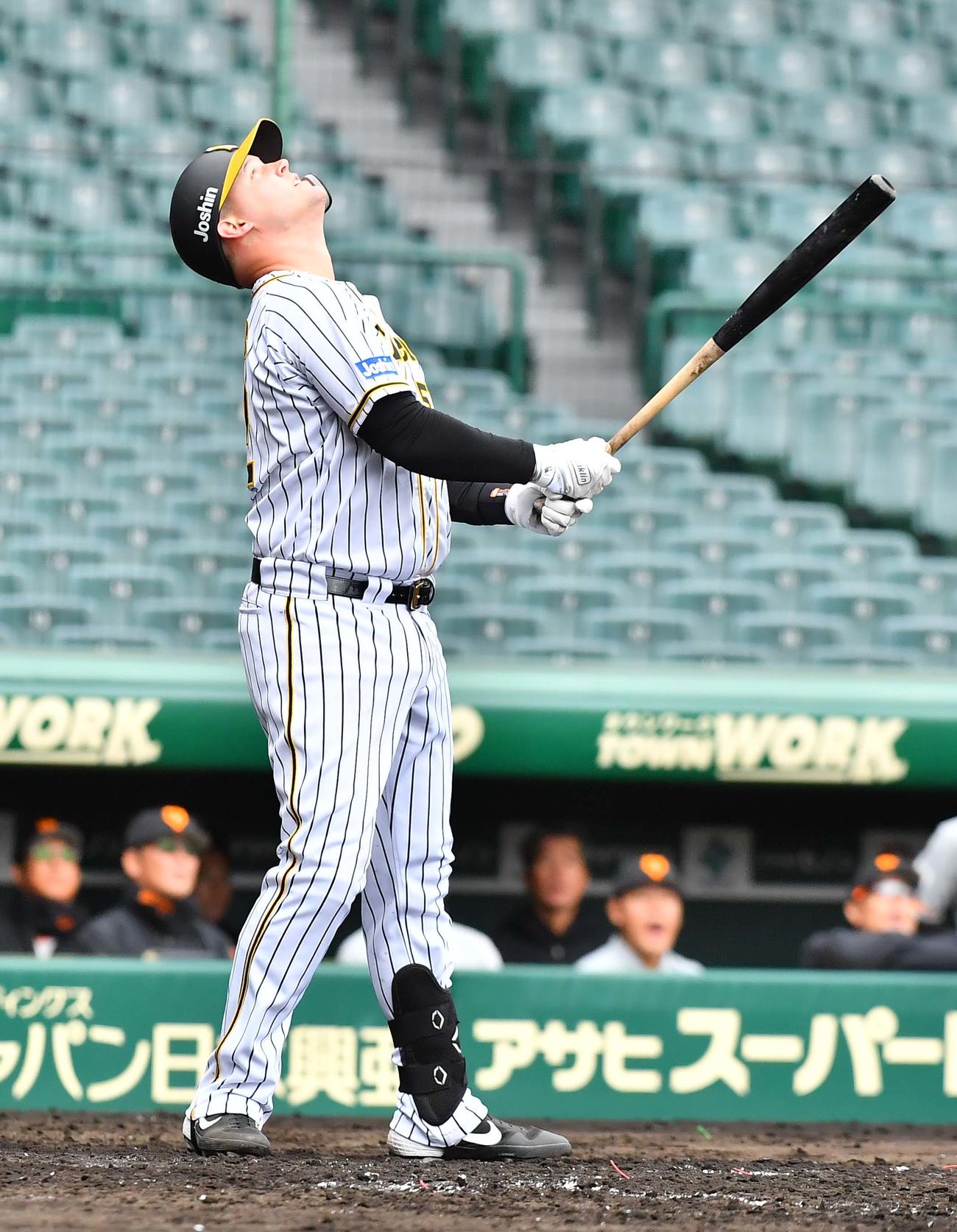阪神対巨人　5回裏阪神2死一塁、一飛に倒れるジェリー・サンズ（撮影・上田博志）