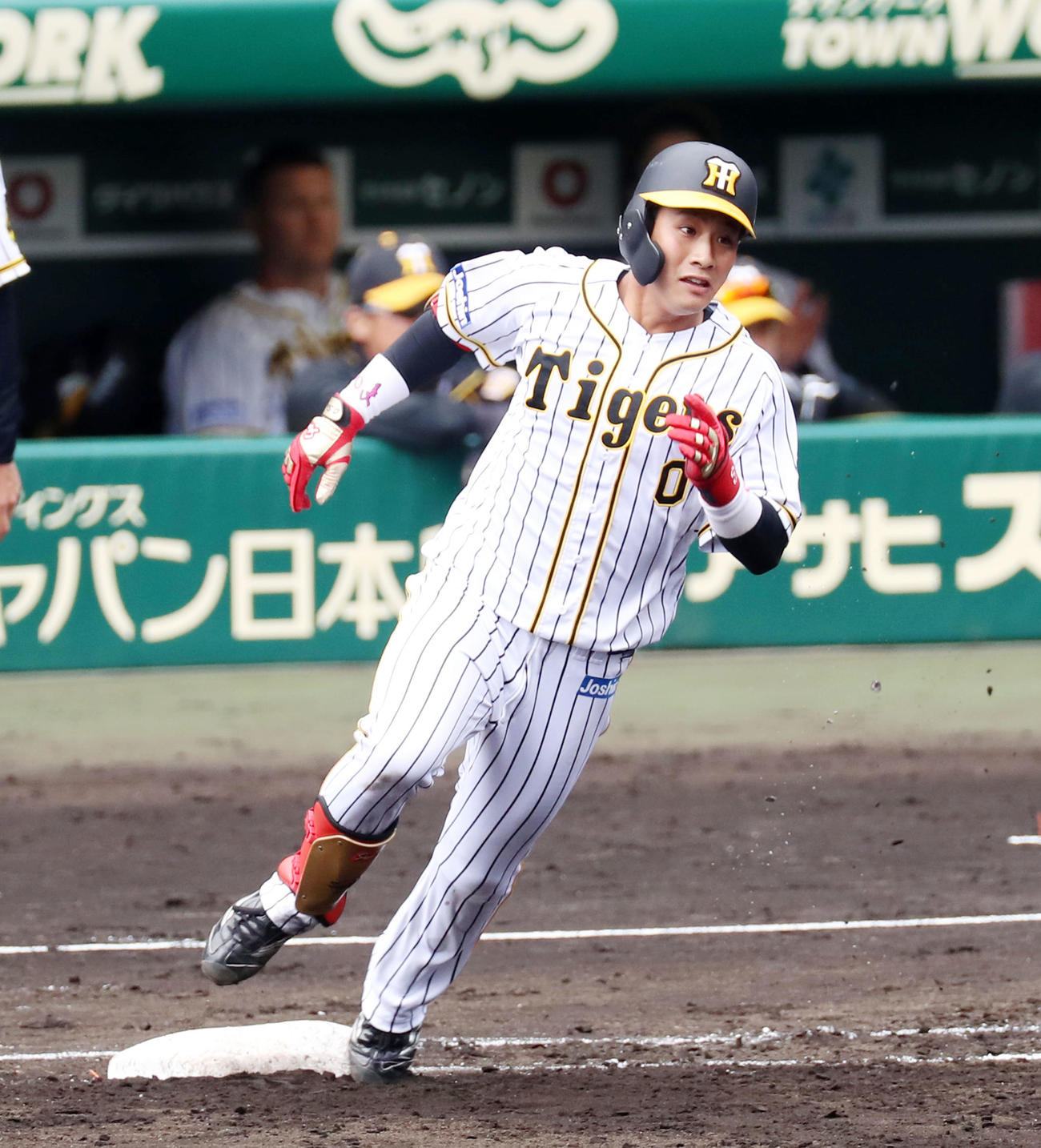 阪神対巨人　5回裏阪神1死二塁、木浪は左越え適時二塁打を放つ（撮影・加藤哉）