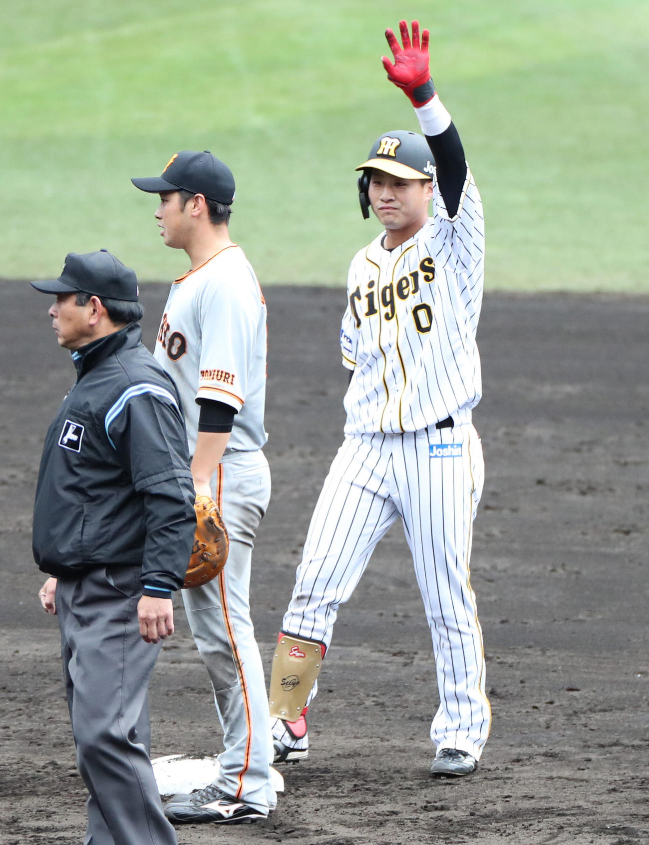 阪神対巨人　5回裏阪神1死二塁、左越え適時二塁打を放つ木浪（撮影・清水貴仁）