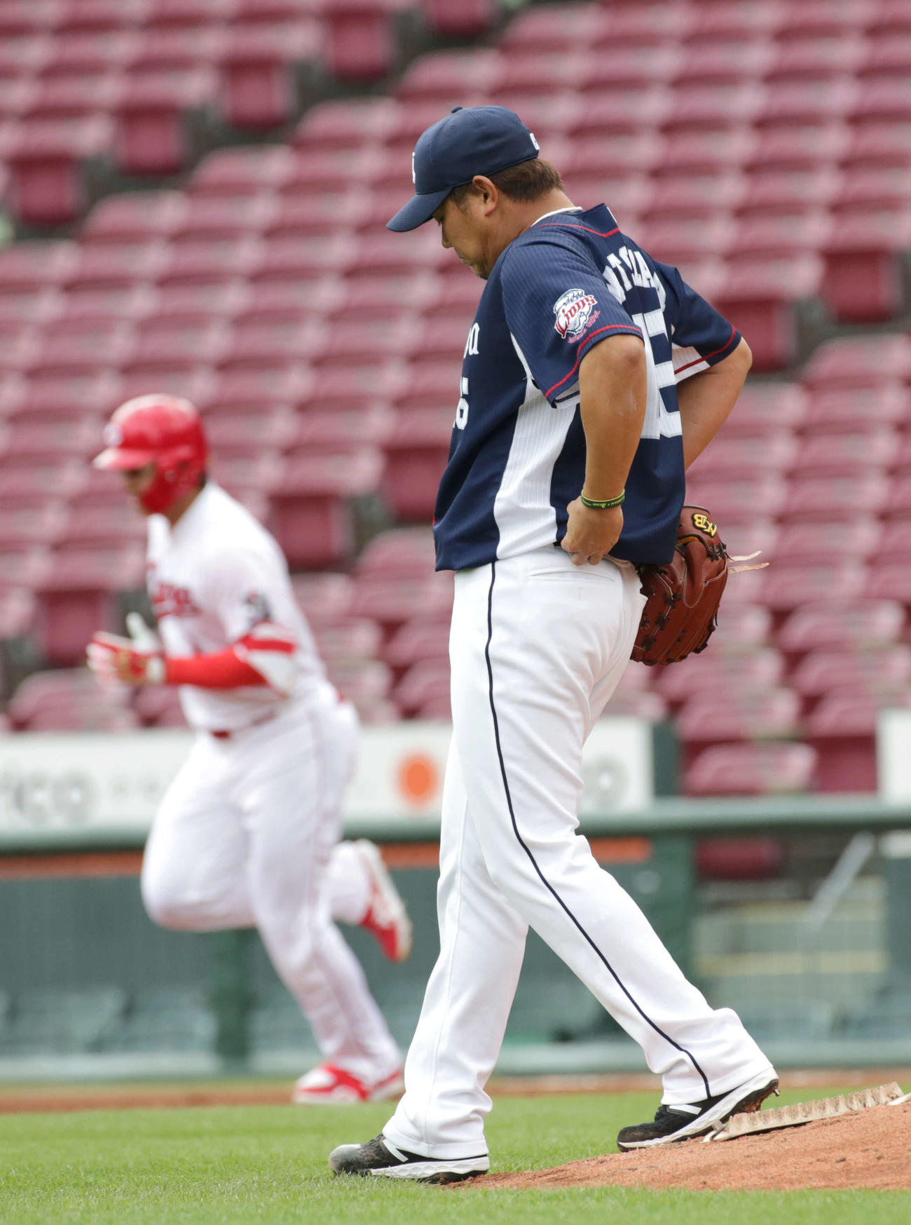 広島対西武　2回裏広島無死　鈴木誠に先制左越え本塁打を浴びる松坂（撮影・加藤孝規）