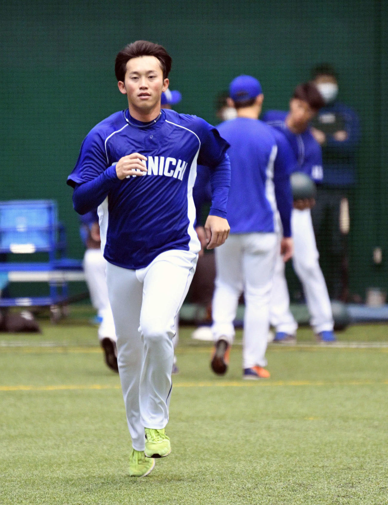 楽天とのオープン戦が悪天候で中止となり、室内練習場で走る中日岡野（撮影・滝沢徹郎）