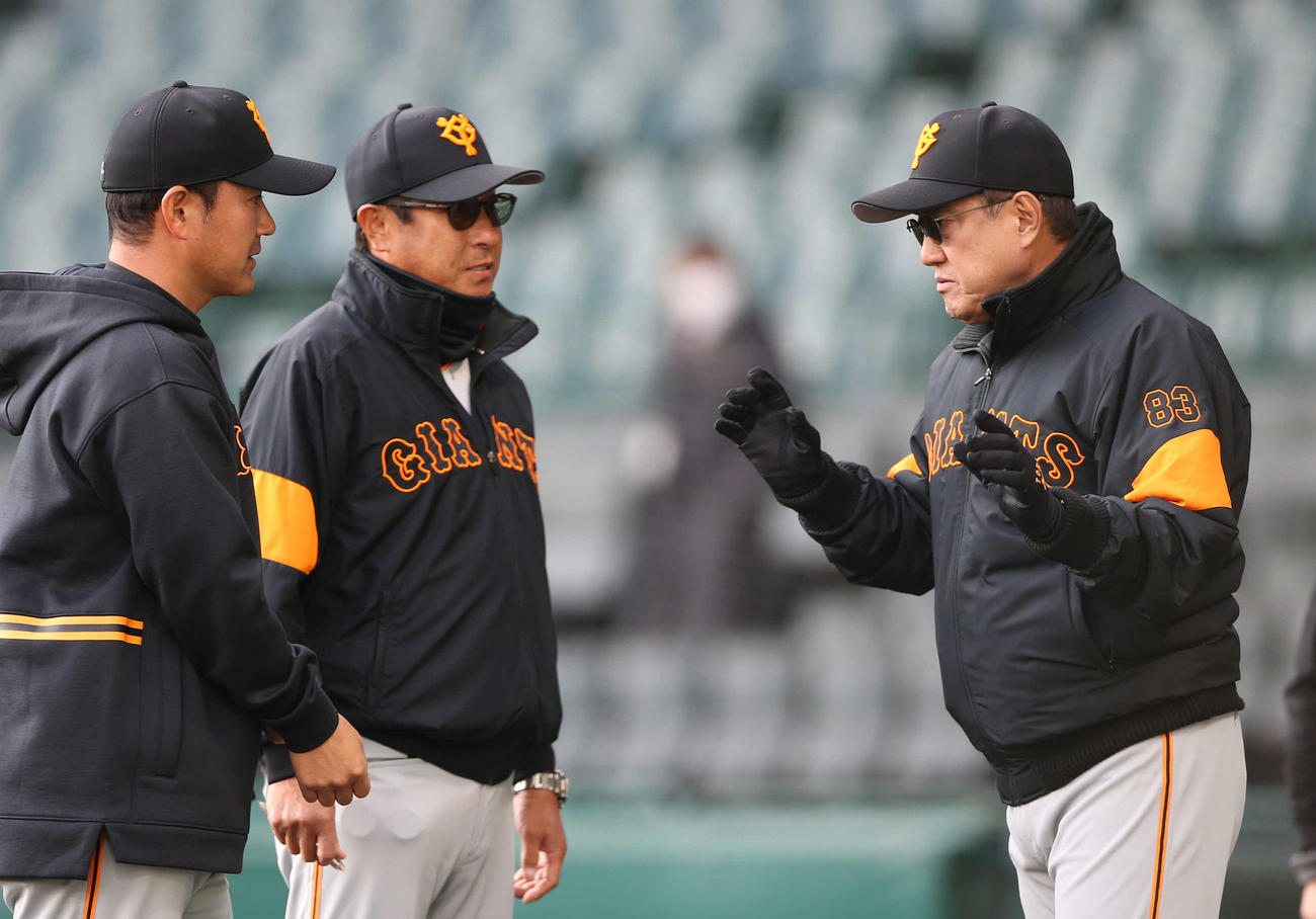 阪神対巨人　試合後、左から三沢コーチ、宮本コーチを引き留め声を掛ける原監督（撮影・河野匠）