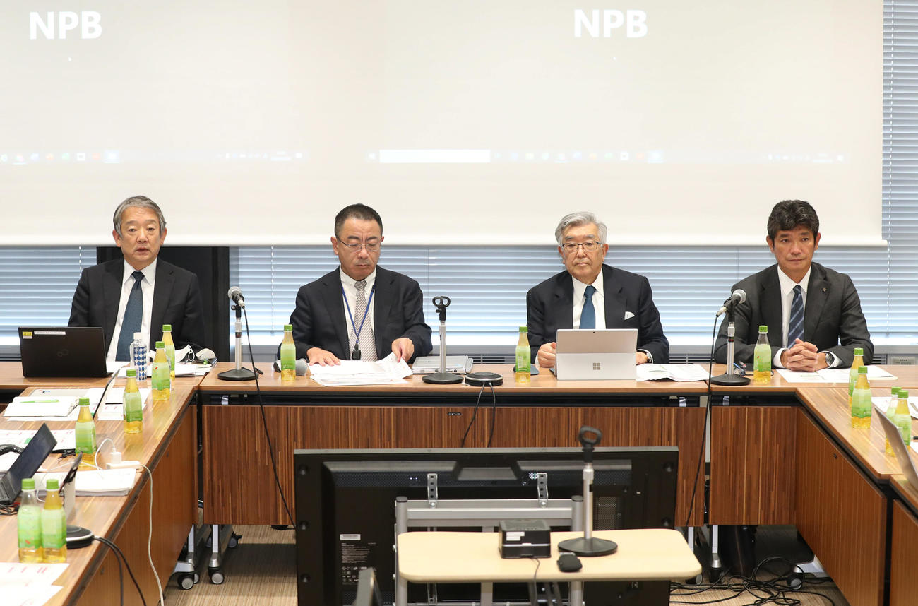 プロ野球12球団代表者会議に臨む、左から横田パ・リーグ理事長、井原NPB事務局長、斉藤コミッショナー、三原セ・リーグ理事長