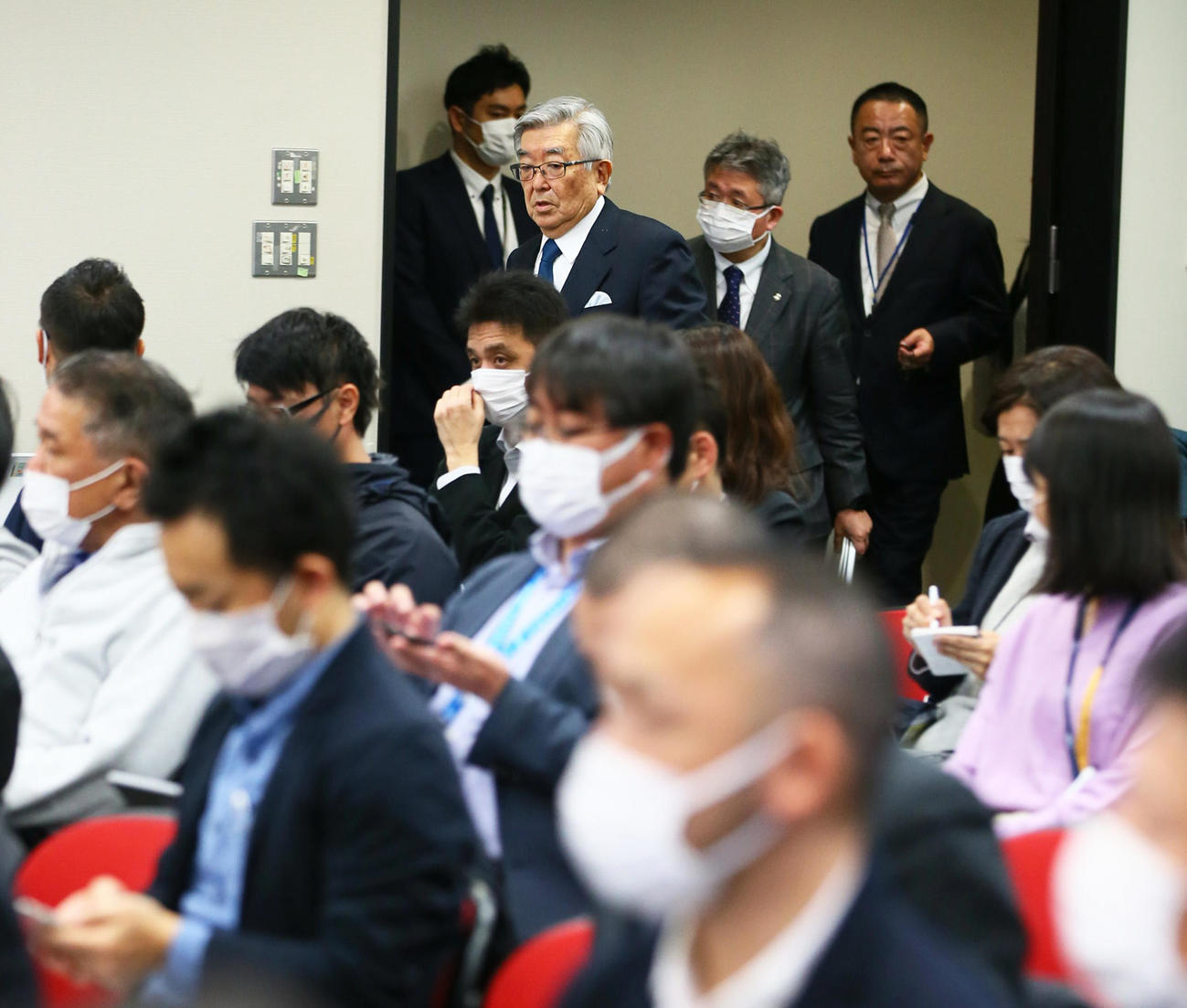第2回「新型コロナウイルス対策連絡会議」を終え会見に臨むNPB斉籐コミッショナー（中央）（撮影・足立雅史）