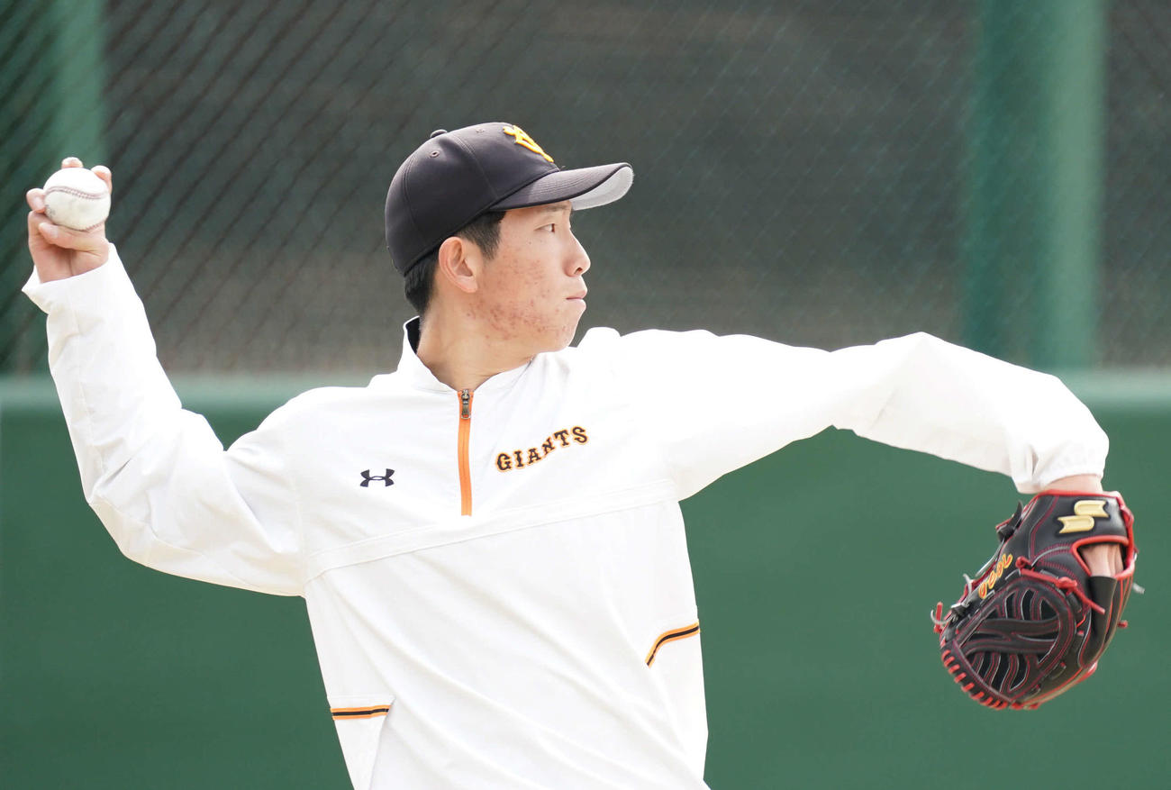 グラウンドでキャッチボールをする巨人戸郷（撮影・加藤諒）