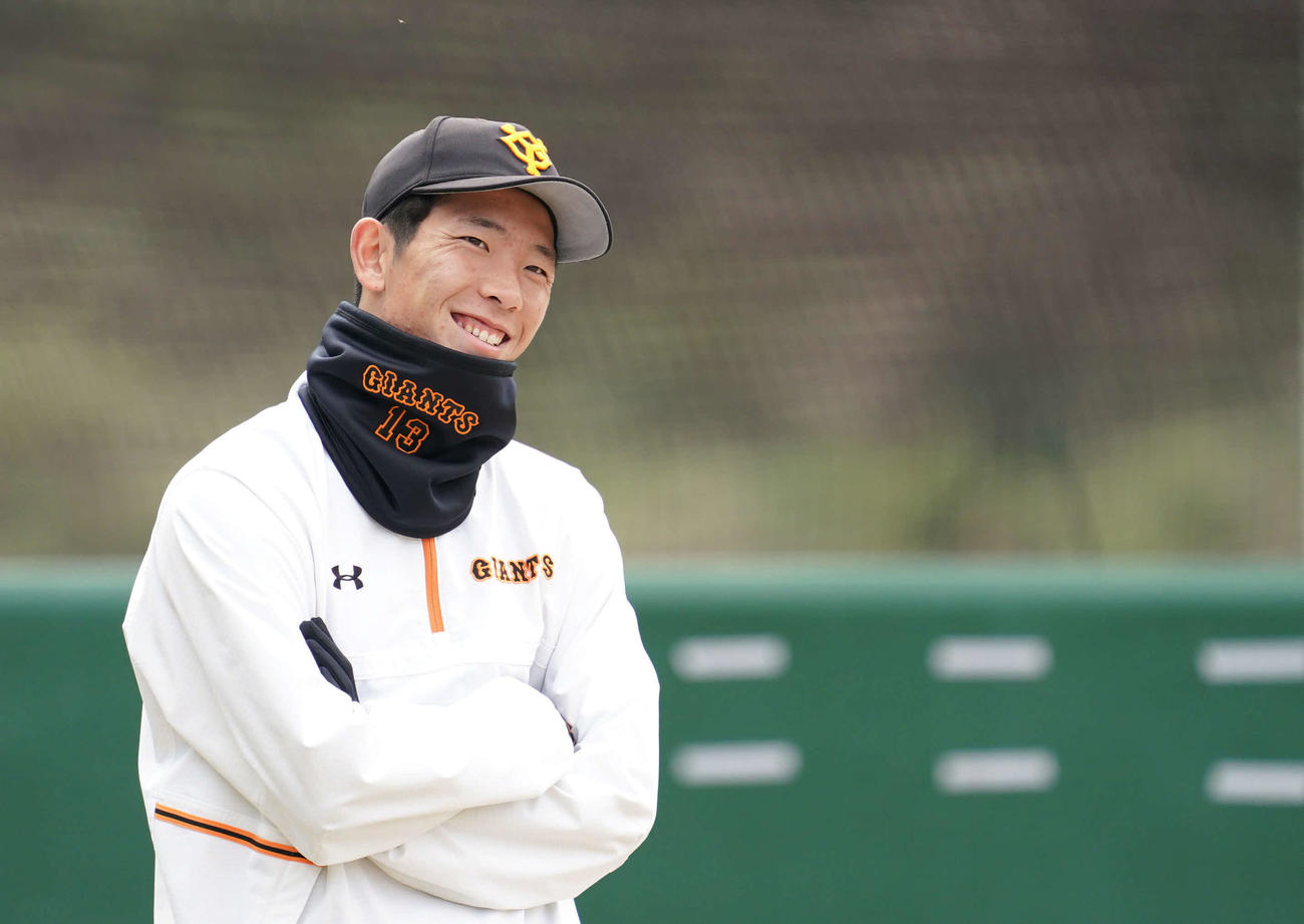 練習開始前、グラウンドに真っ先に到着してコーチと談笑する巨人戸郷（撮影・加藤諒）